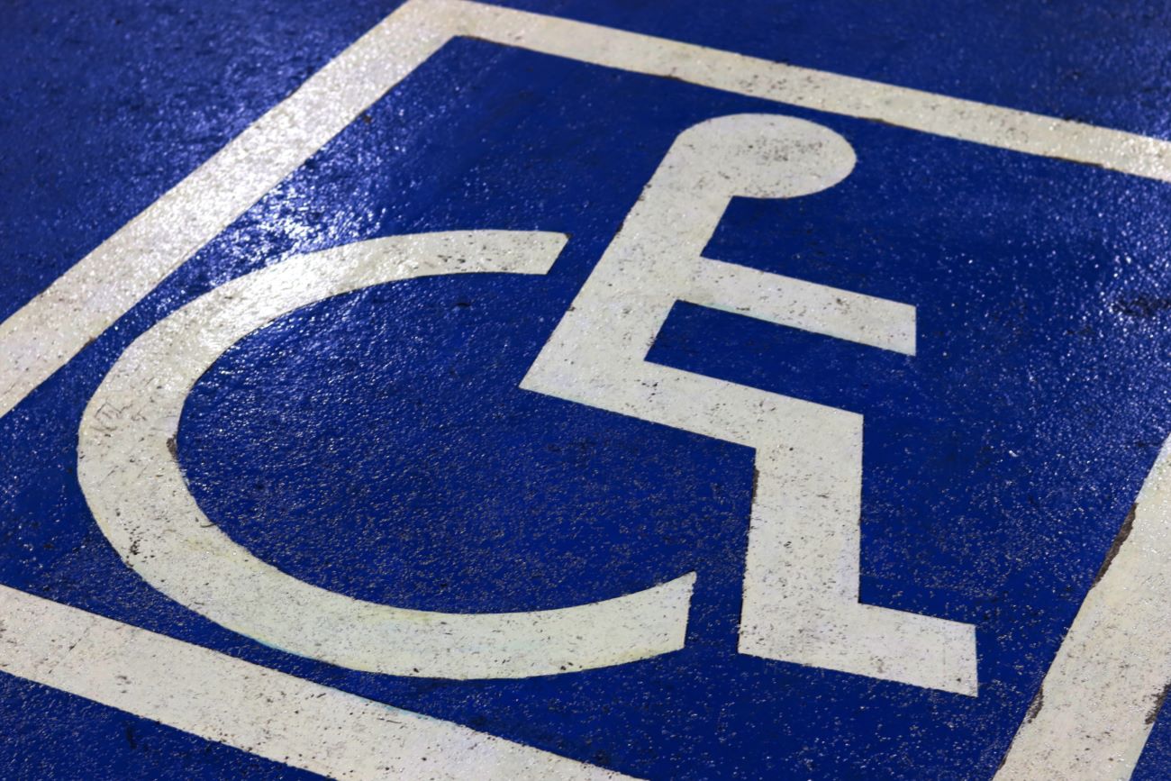 UE: Za darmo zaparkujesz jak w Polsce w Paryżu, Berlinie, Madrycie. Europejska Karta Niepełnosprawności i Europejska Karta Parkingowa dla osób niepełnosprawnych