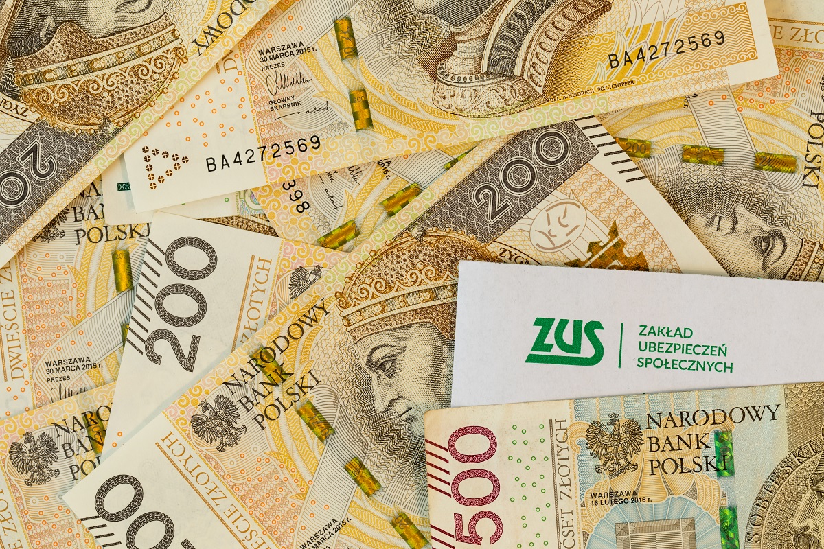 ZUS składki zasiłek chorobowy zasiłek macierzyński świadczenie rehabilitacyjne prawa pracownika obowiązki pracodawcy finanse firmy odroczenie składek ZUS