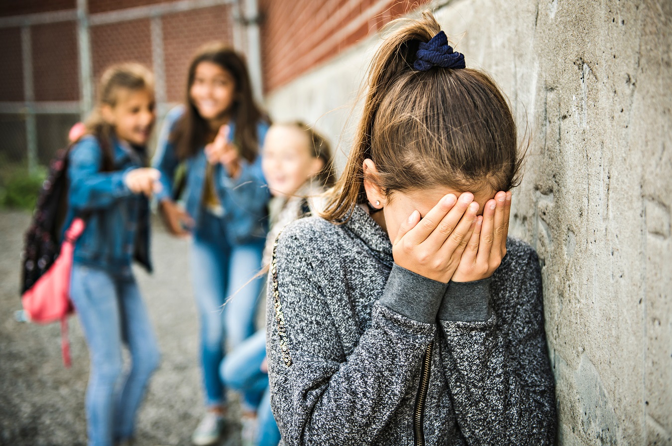 Coraz więcej dzieci i nastolatków w okresie szkolnym pada ofiarą nękania. Co może zrobić rodzic?