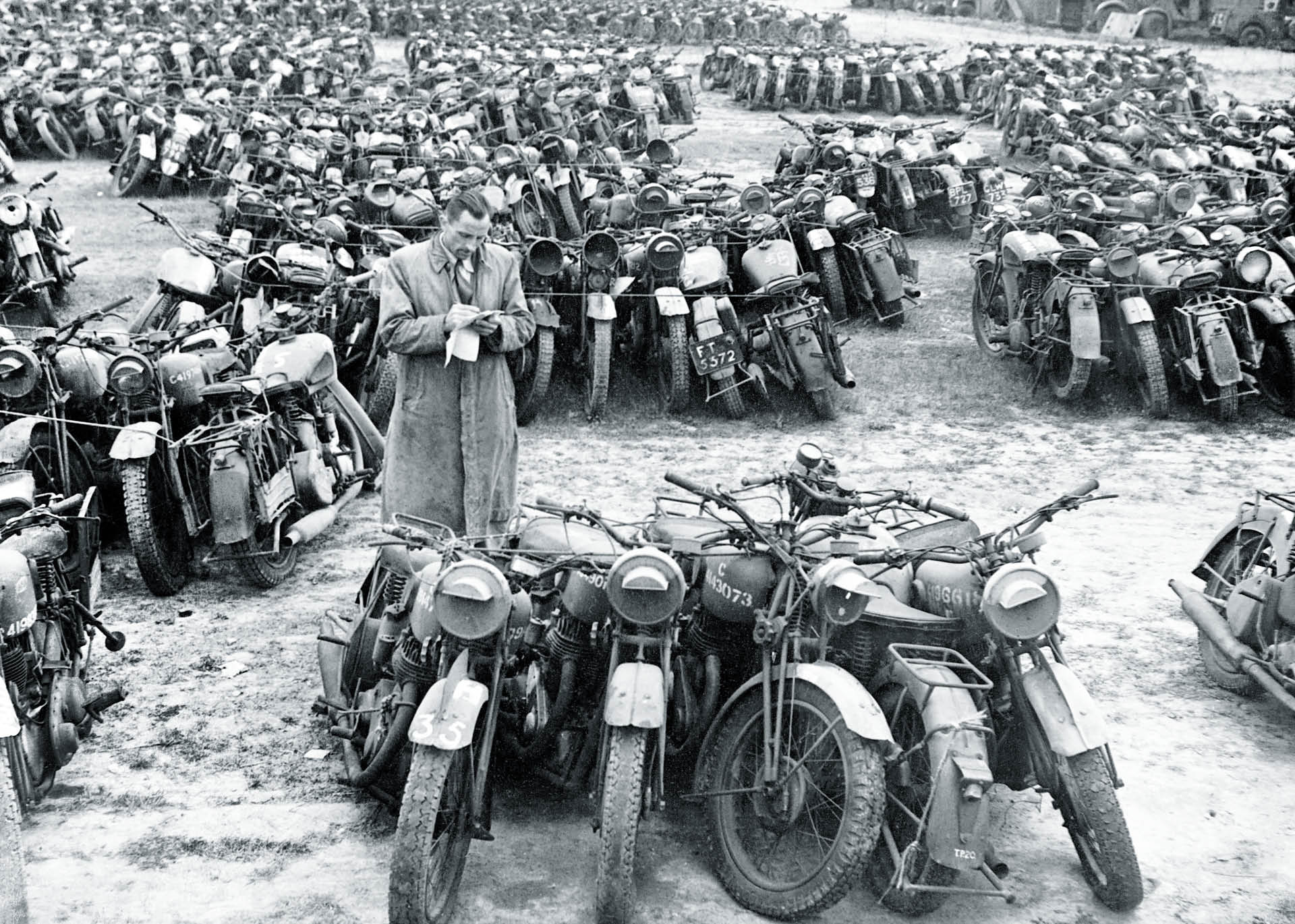 Inwentaryzacja motocykli przeznaczonych na złom, koniec II wojny światowej, Great Missenden, Anglia