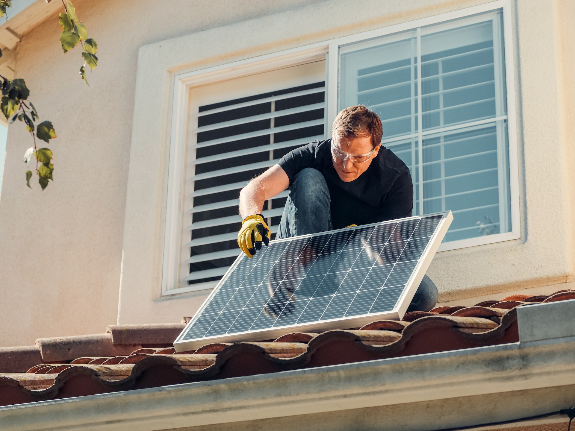 Teraz właściciele mieszkań zarobią na opłaty czynszowe dzięki panelom słonecznym na dachach bloków