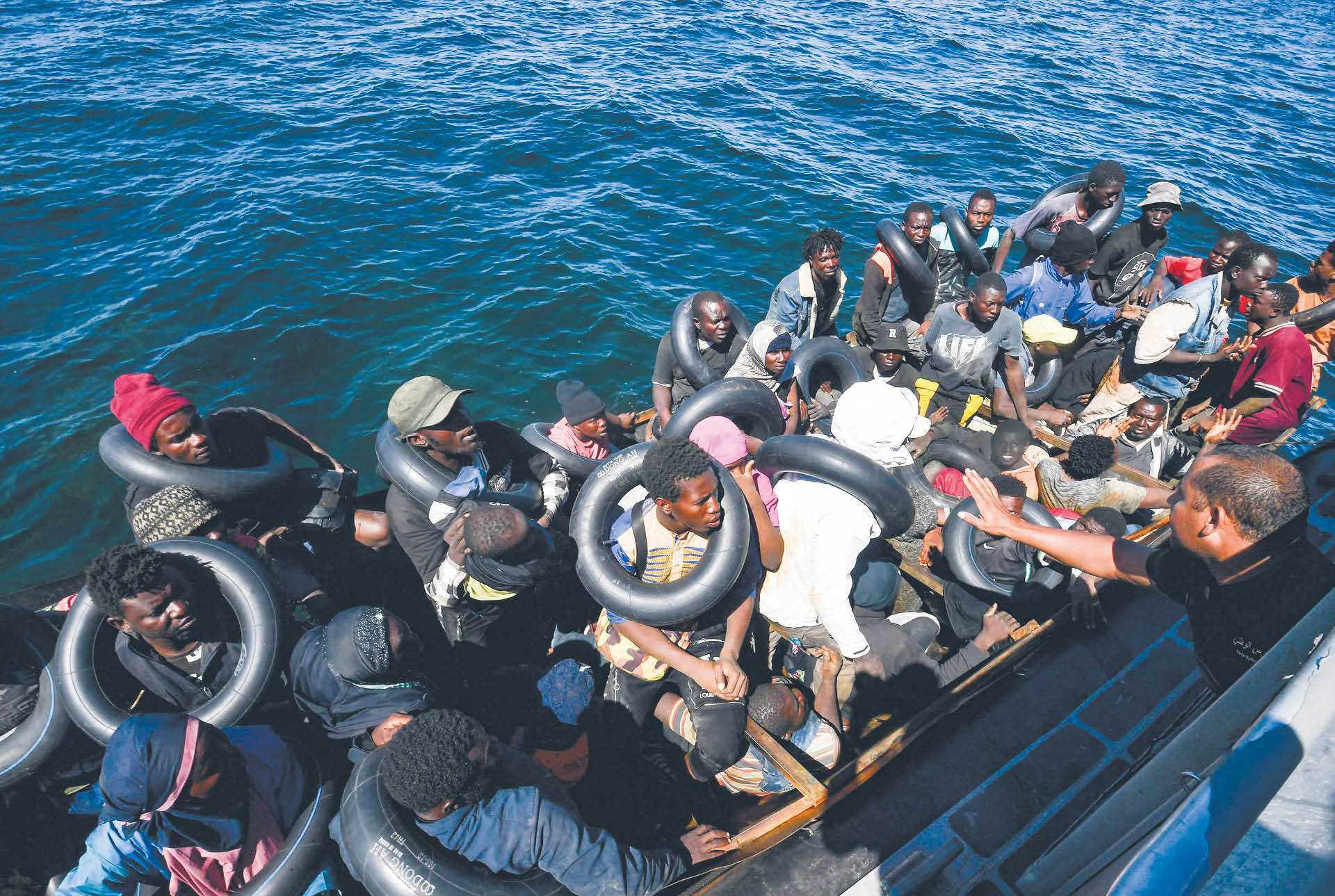 Tunezyjska straż przybrzeżna przechwytuje na Morzu Śródziemnym łódkę z azylantami płynącymi w stronę Włoch, 10 sierpnia 2023 r.