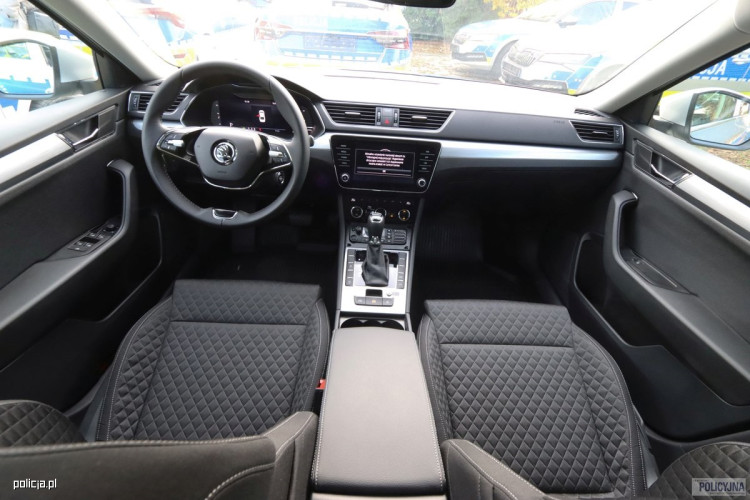 Nowy nieoznakowany radiowóz na drogach. 140 km/h w mieście i zatrzymane prawo jazdy