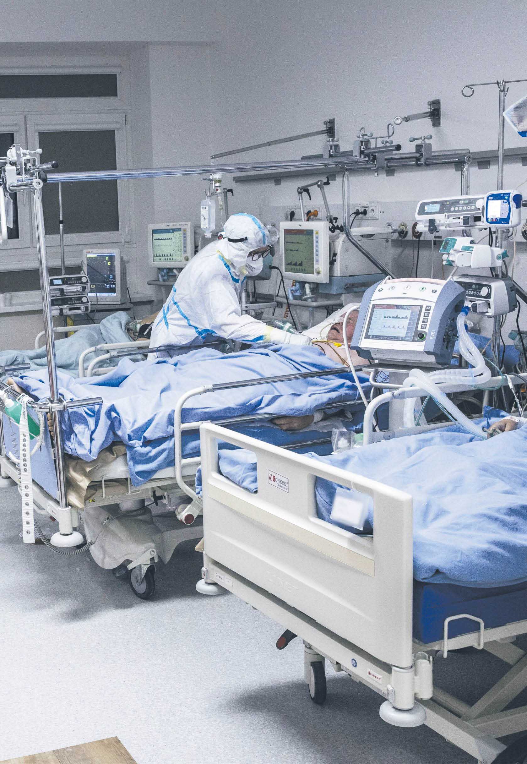 Ograniczenie odwiedzin, stroje ochronne - szpitale wracają do znanych metod walki z koronawirusem