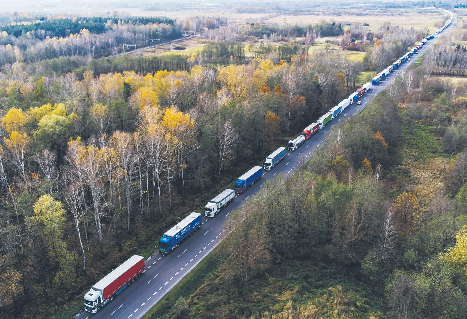 Kolejka tirów na drodze dojazdowej do przejścia granicznego z Ukrainą w Dorohusku, listopad 2023 r.