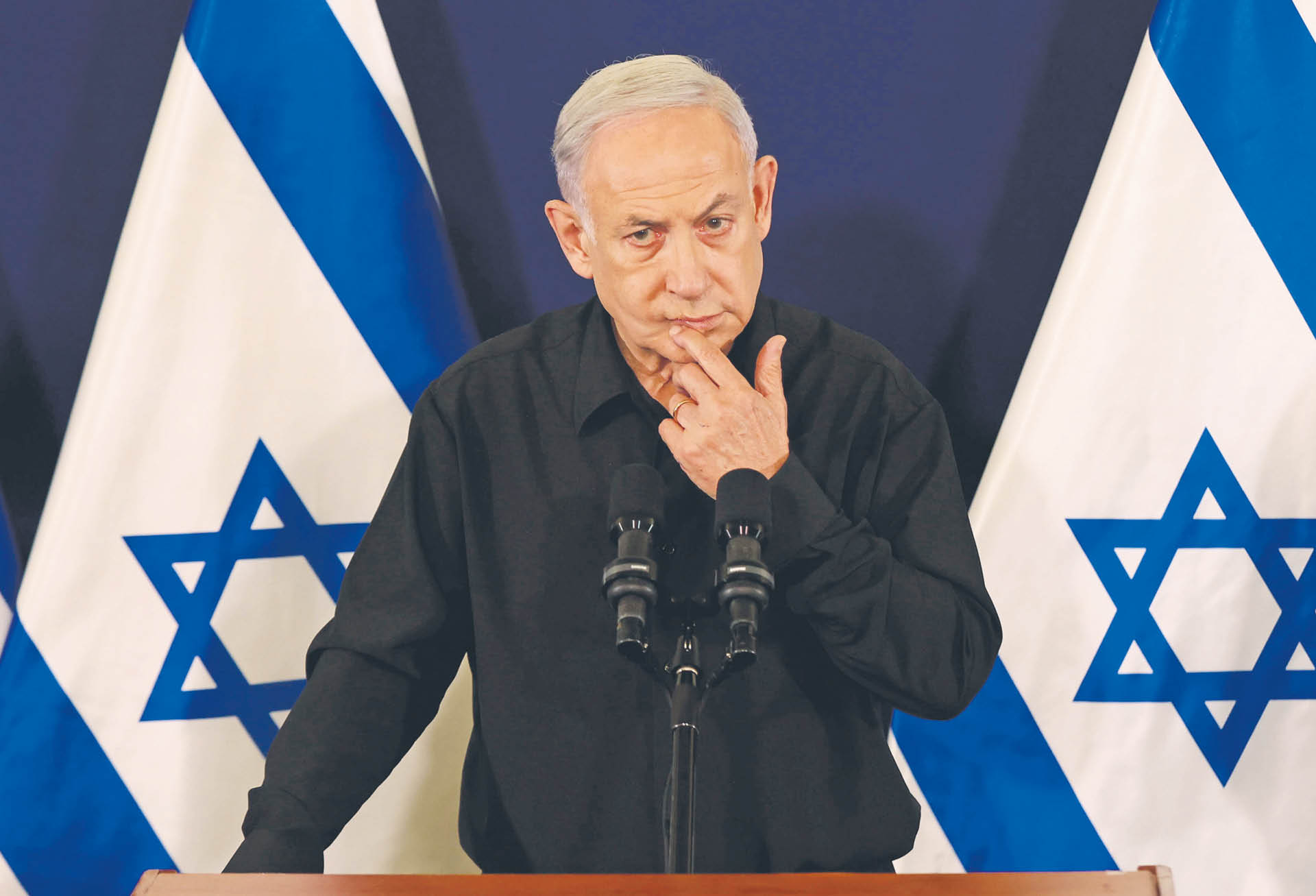 Binjamin Netanjahu podczas konferencji prasowej w bazie wojskowej w Tel Awiwie