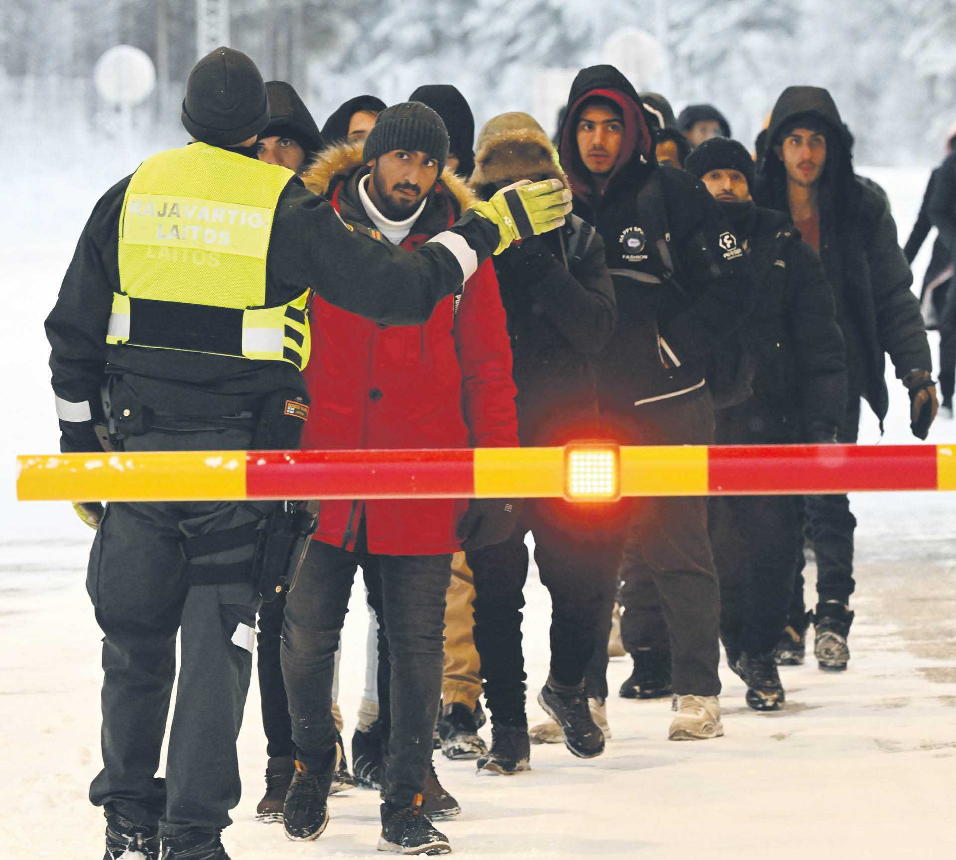 Migranci na fińskim przejściu granicznym w Salla