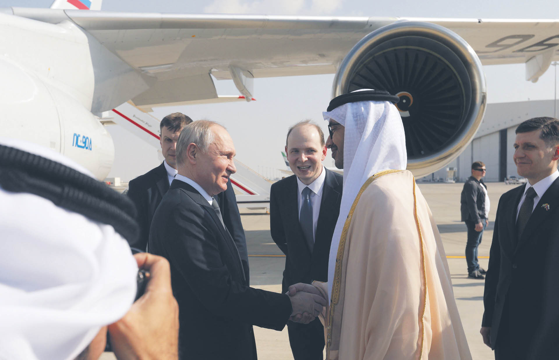 Władimir Putin witany w Abu Zabi przez emirackiego szefa MSZ, szejka Abd Allaha Al Nahajana