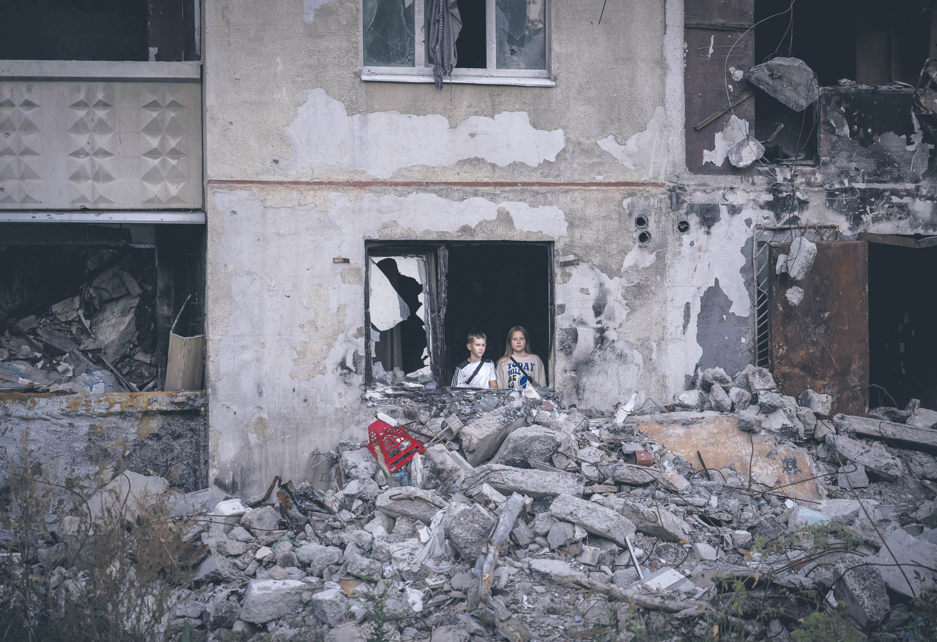 Zniszczony w wyniku rosyjskiego ostrzału blok w Charkowie, 24 września 2023 r. (górne zdjęcie); punkt niezłomności w Wesełej (na dole po lewej); Antonina czekająca na drewno, Łypci (na dole po prawej), 6 listopada 2023 r.