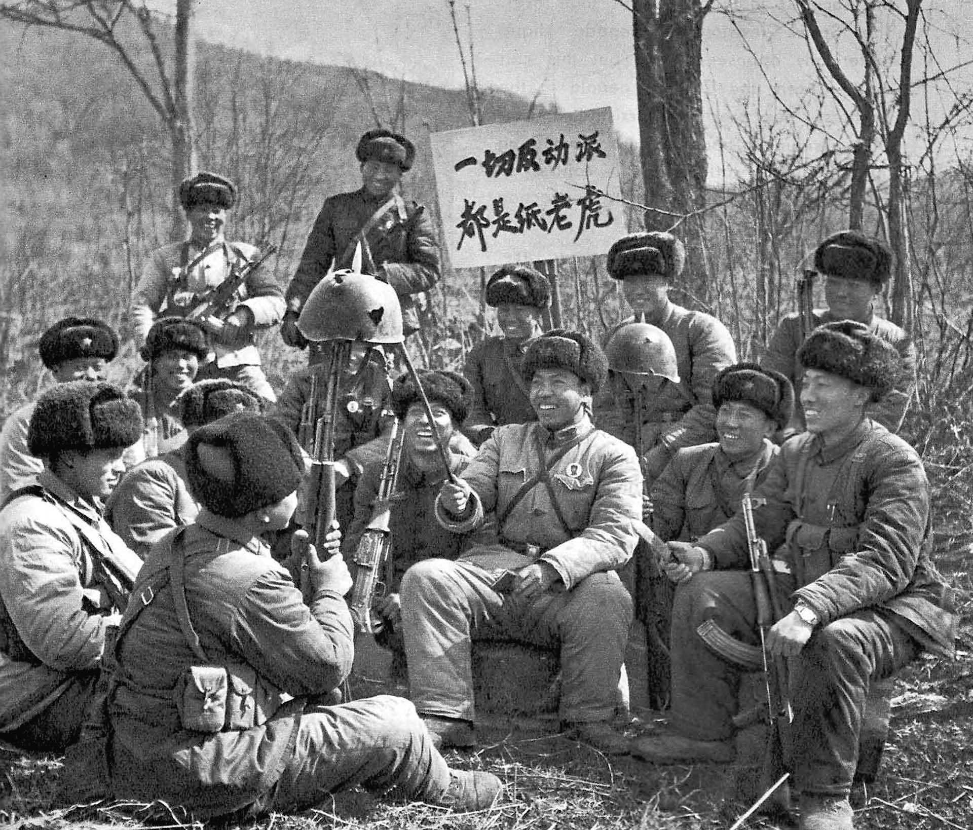 Chińscy żołnierze podczas granicznej wojny z ZSRR. Wyspa na rzece Ussuri, 1969 r.