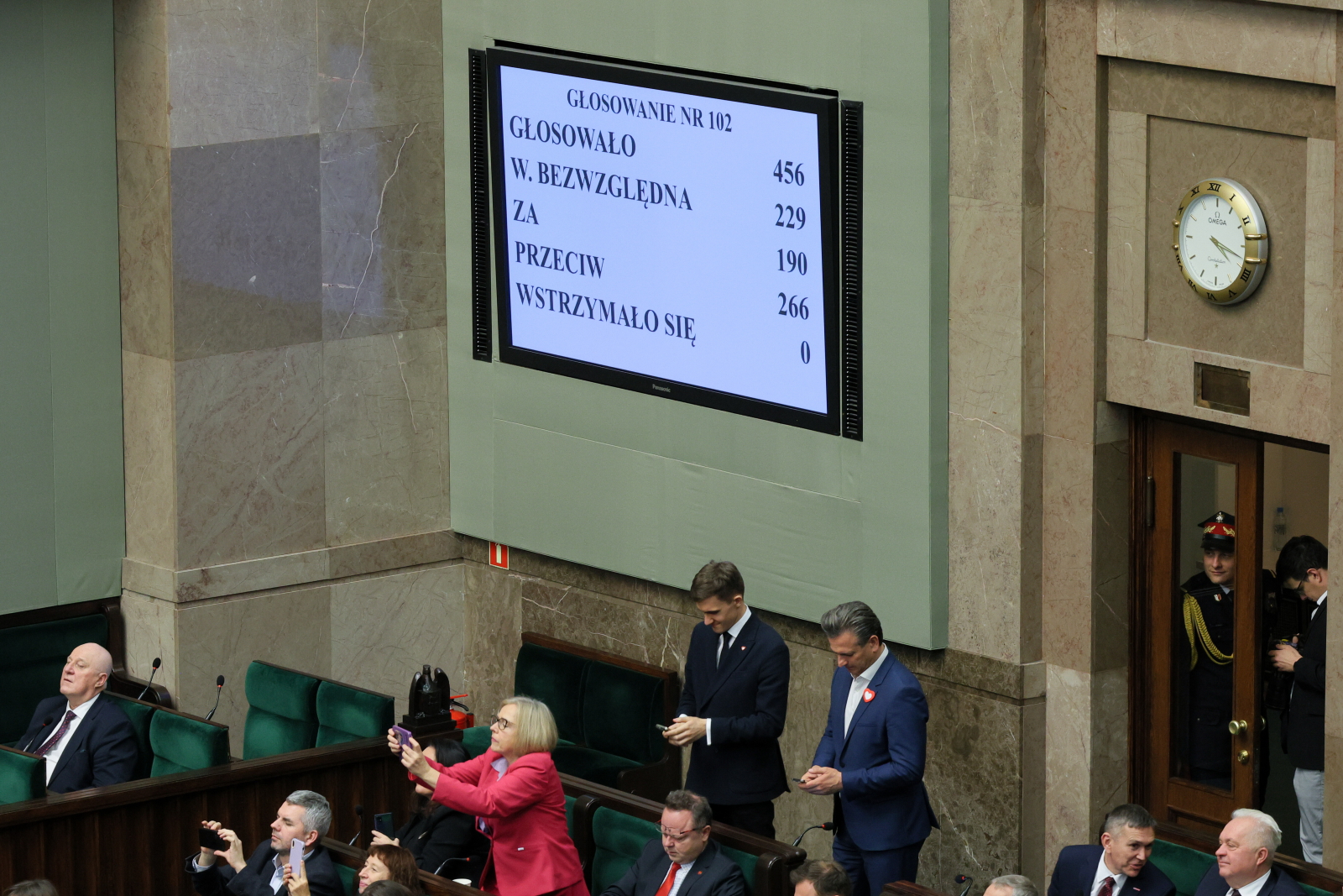 Rząd Morawieckiego nie otrzymał wotum zaufania. Za byli posłowie PiS i Kukiz15; przeciw – KO, PSL–TD, Polski2050–TD, Lewicy i Konfederacji
