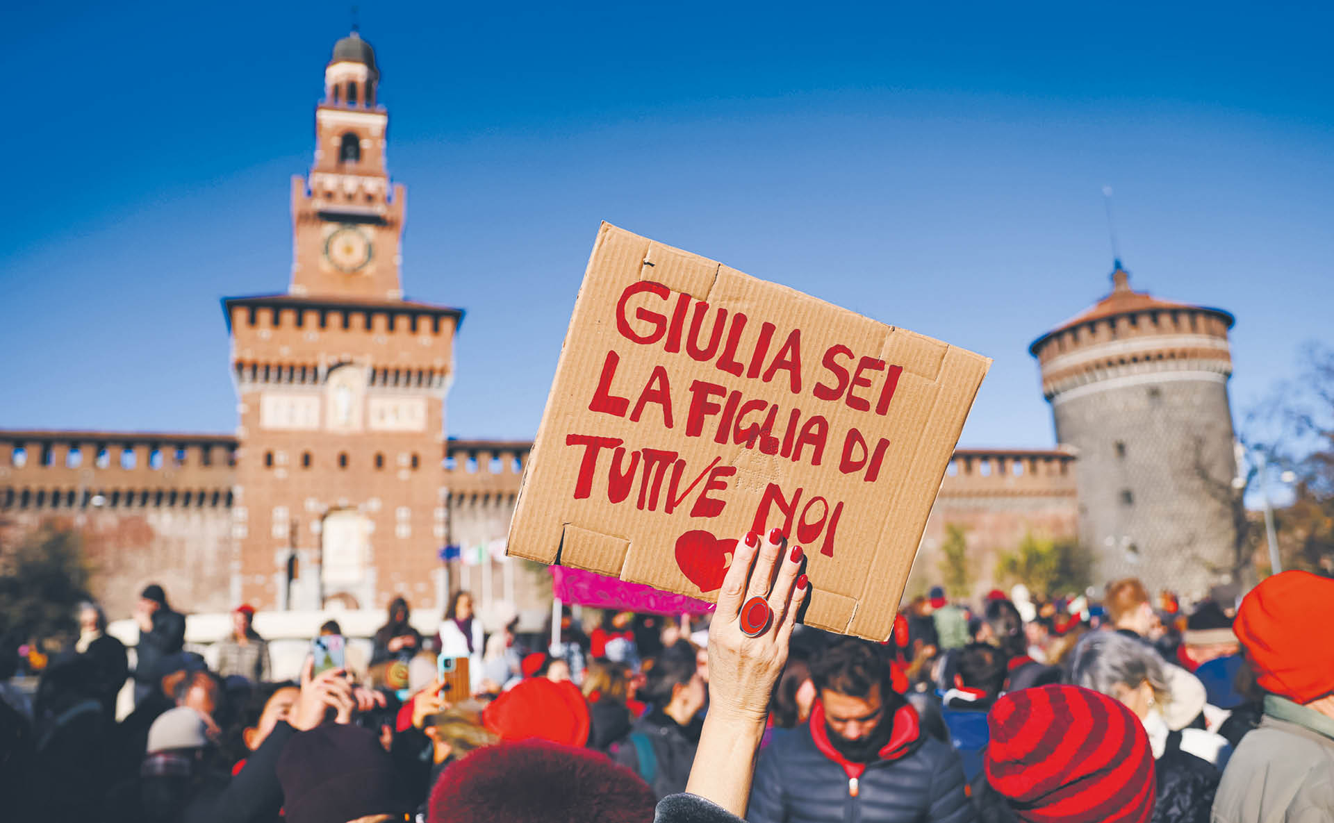 Protest przeciwko przemocy wobec kobiet na Piazza Castello w Mediolanie, 25 listopada 2023 r.