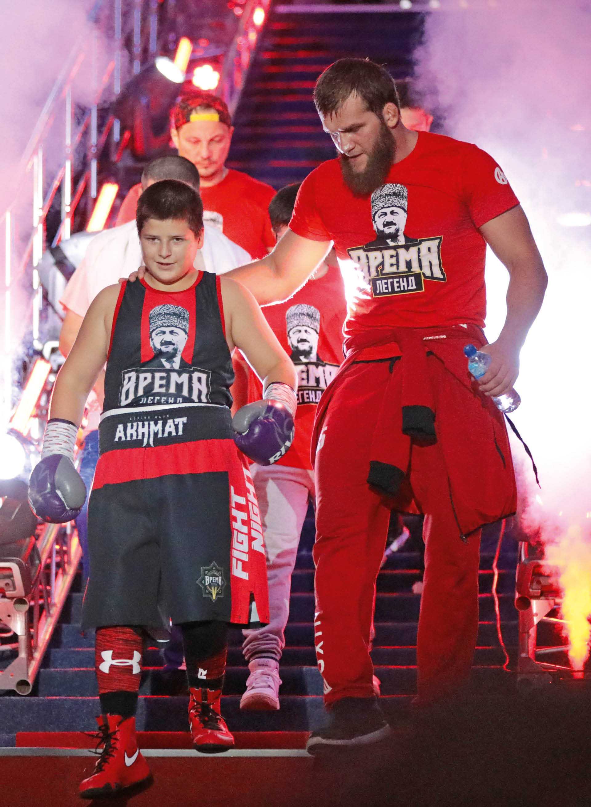 Adam Kadyrow wchodzi na ring podczas turnieju bokserskiego, Grozny, 20 września 2020 r.