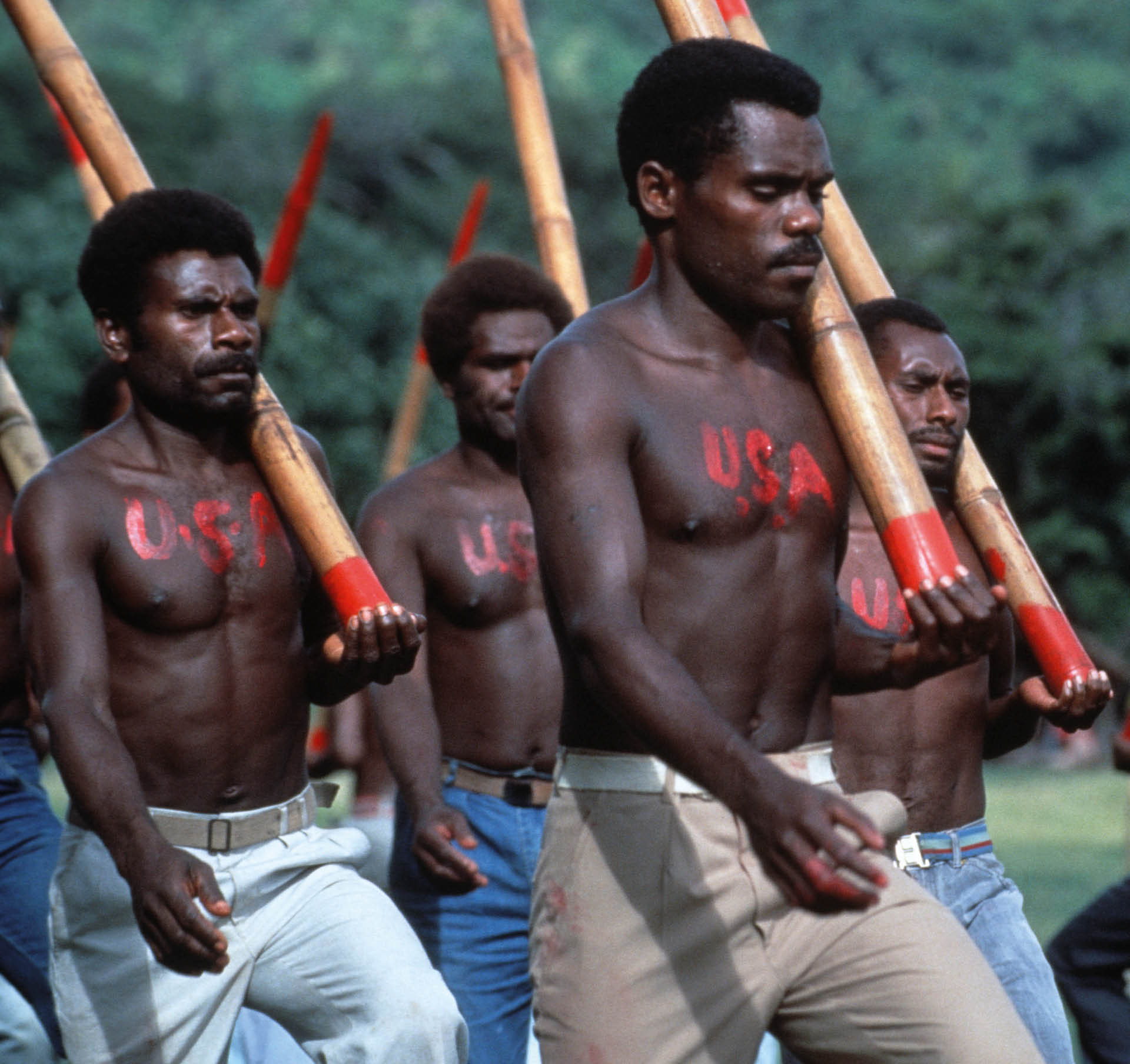 Wyznawcy kultu cargo w czasie ceremonii pozorowanej na amerykańską paradę wojskową, Sulphur Bay, Vanuatu, 1 stycznia 1995 r.