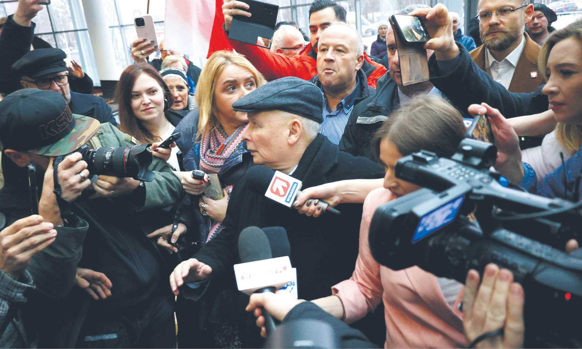 Jarosław Kaczyński zarządził całodobowe dyżury posłów PiS w siedzibie TVP