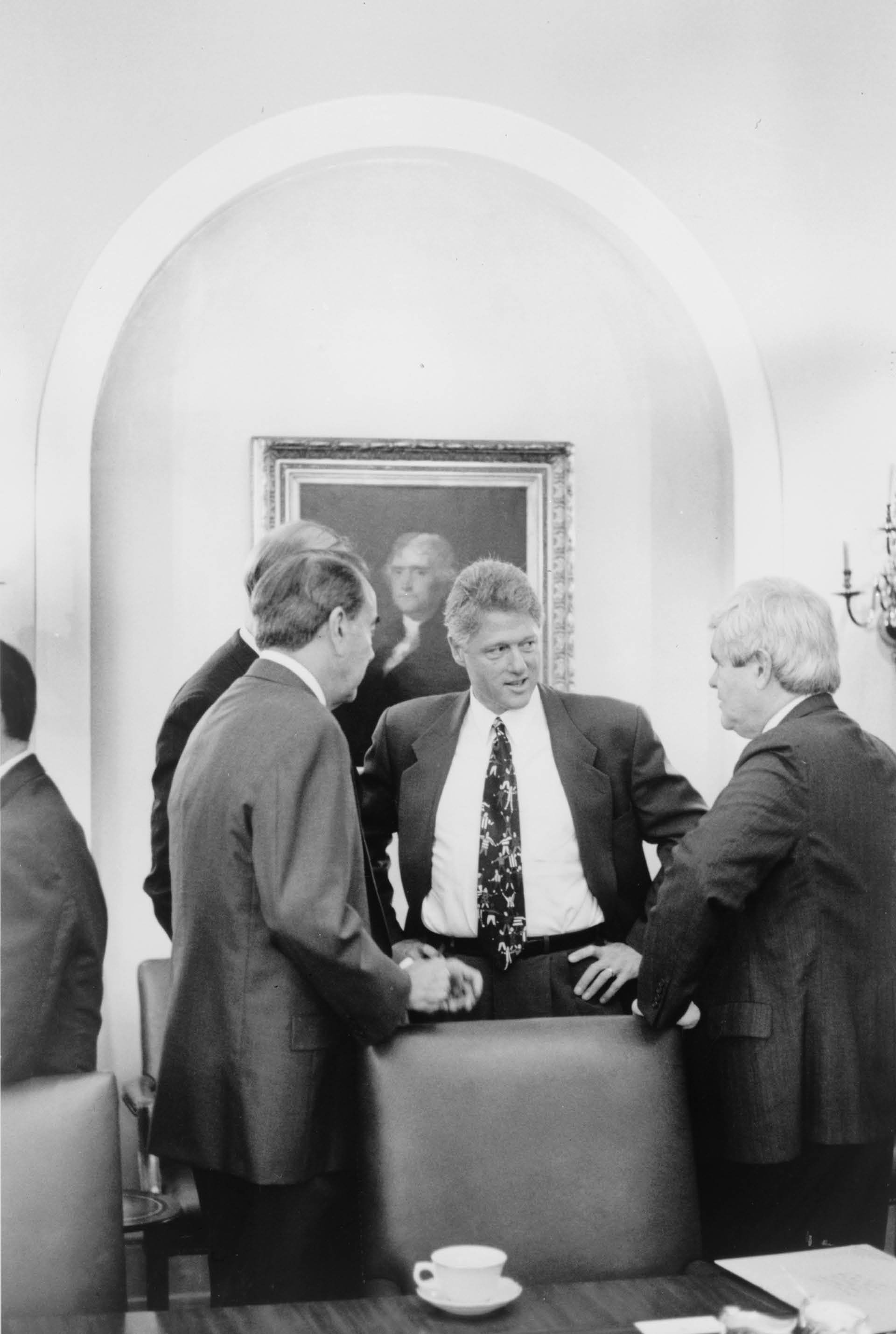 Prezydent Bill Clinton rozmawia z kongresmenem Newtem Ginrichem, Waszyngton, 1993 r.