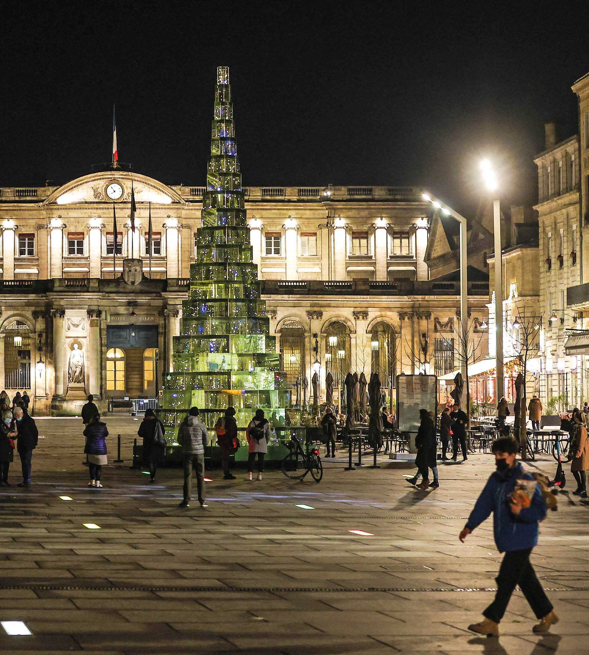 Szklana choinka przed ratuszem w Bordeaux