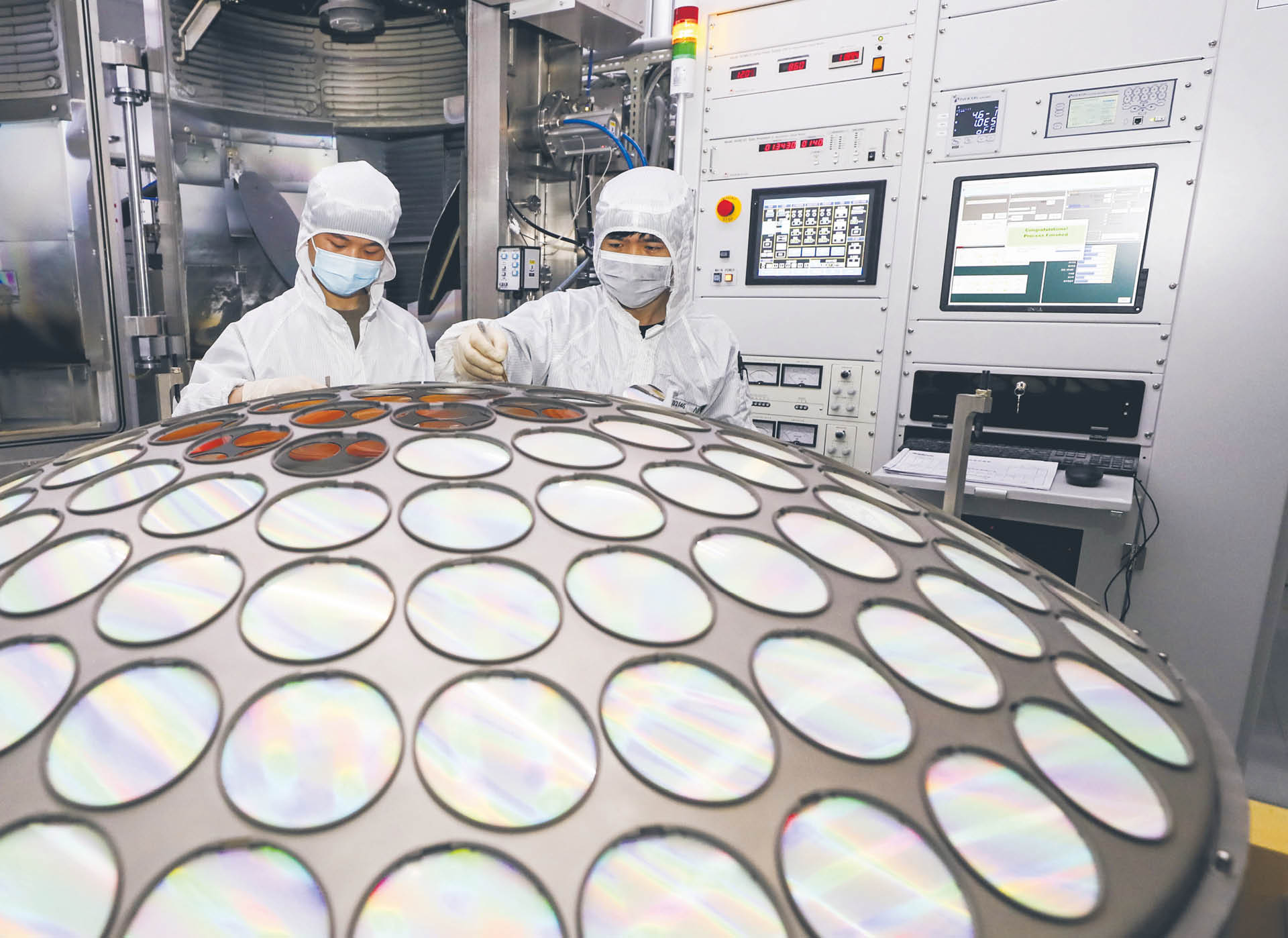 Produkcja wafli krzemowych używanych do wytwarzania chipów w fabryce Jiangsu Azure Corp., Huai'an, Chiny, 25 marca 2022 r.