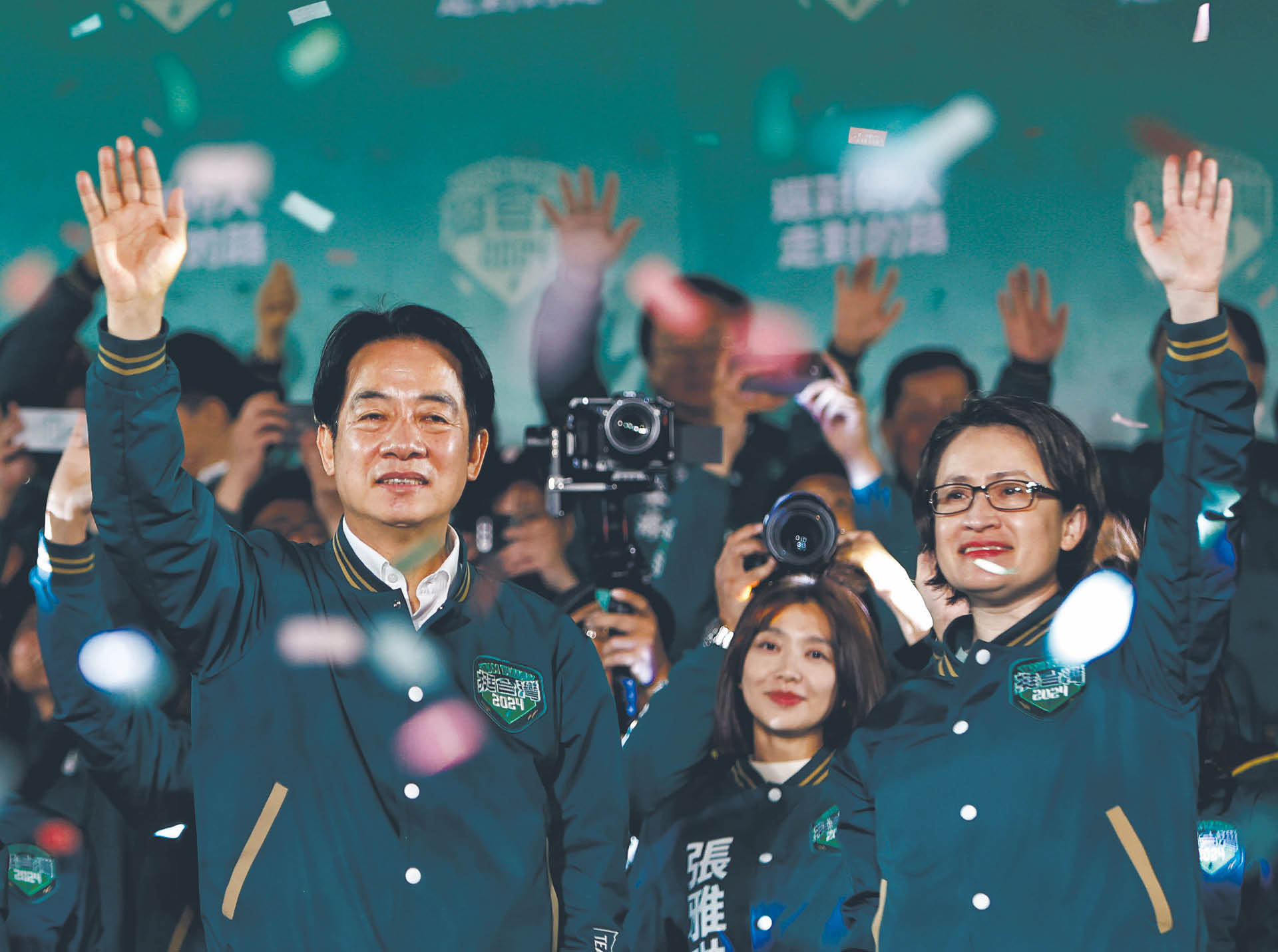 William Lai Ching-te (po lewej) i wicekandydat na prezydenta Hsiao Bi-khim świętują wyborczy sukces