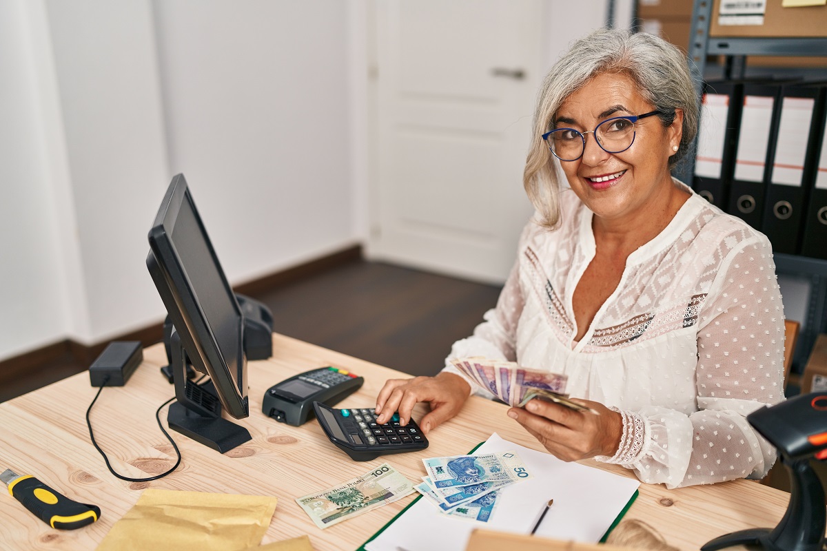 Każdy pracownik powinien dostać tę jedną dodatkową pensję. Pracodawca ma obowiązek wypłacić pieniądze