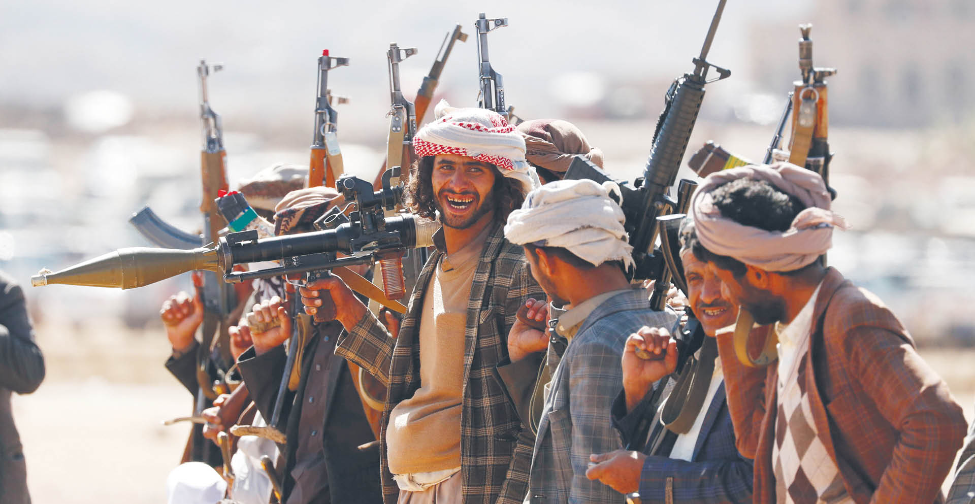 Nowo przeszkoleni rebelianci na przedmieściach stolicy Jemenu, Sany