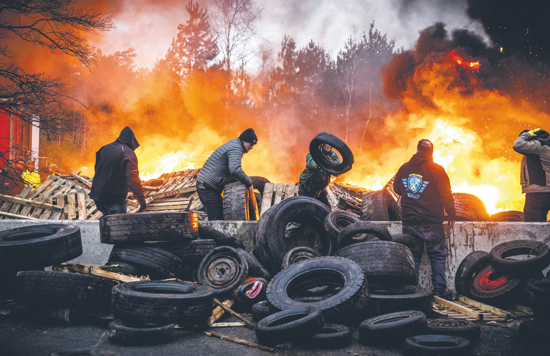 Na zachodzie Europy protesty przybierają coraz ostrzejszą formę. Opony płonęły m.in. w centrum Brukseli. Na zdjęciu przejście graniczne między Holandią a Belgią, w Arendonk