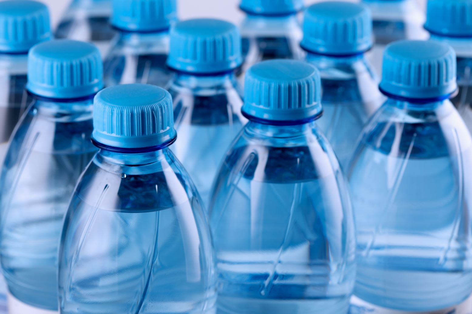Plastikowe butelki PET a zdrowie. Minister przyznaje: mogą uwalniać do wody różne związki chemiczne. Antymon, bisfenol A, kwas tereftalowy, glikol dietylenowy. Przepisy określają limity tych substancji a sanepid czuwa