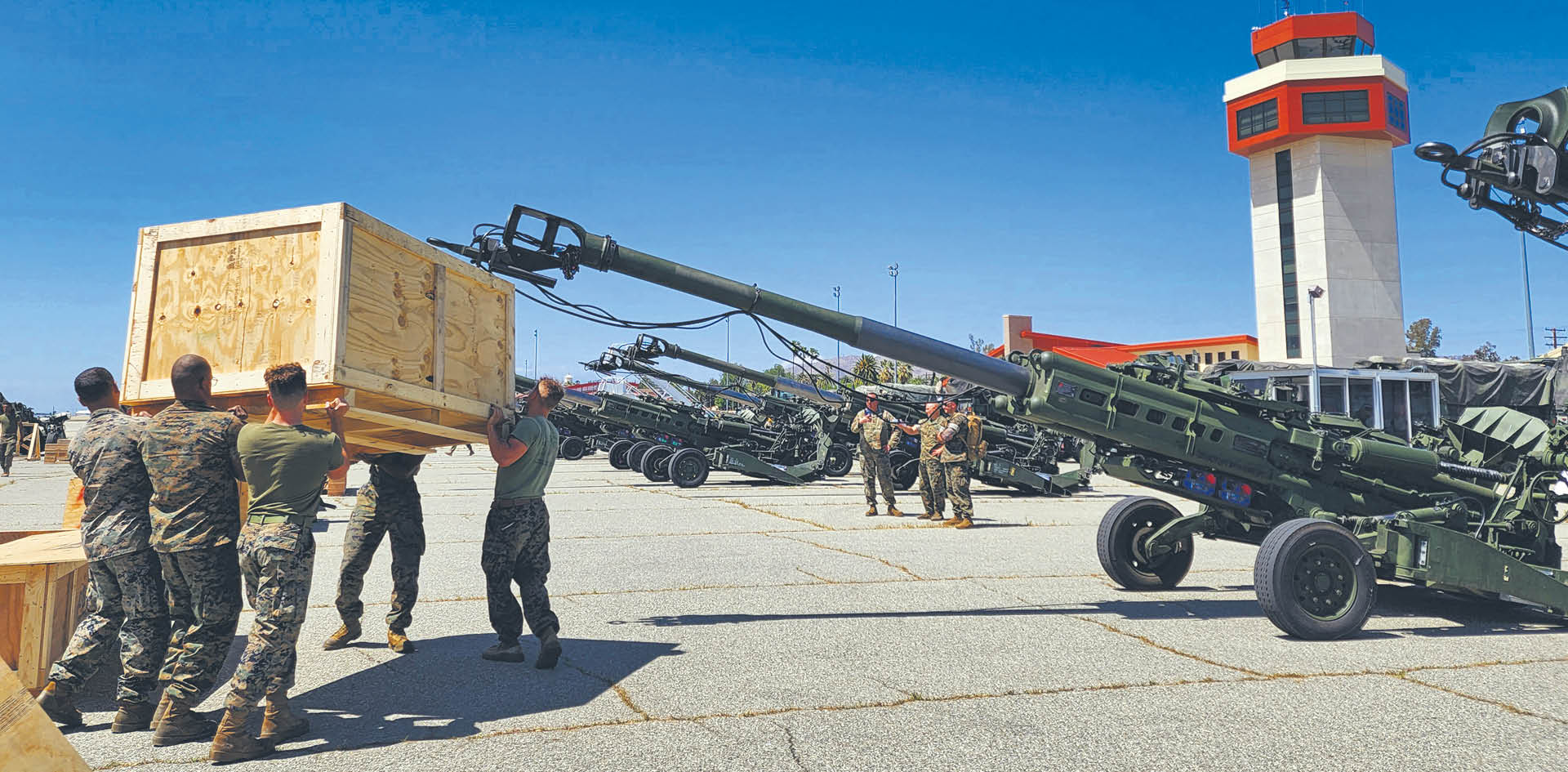 Przygotowania do transportu haubic oraz amunicji do Ukrainy. Baza US Army w Kalifornii, 21 kwietnia 2022 r.