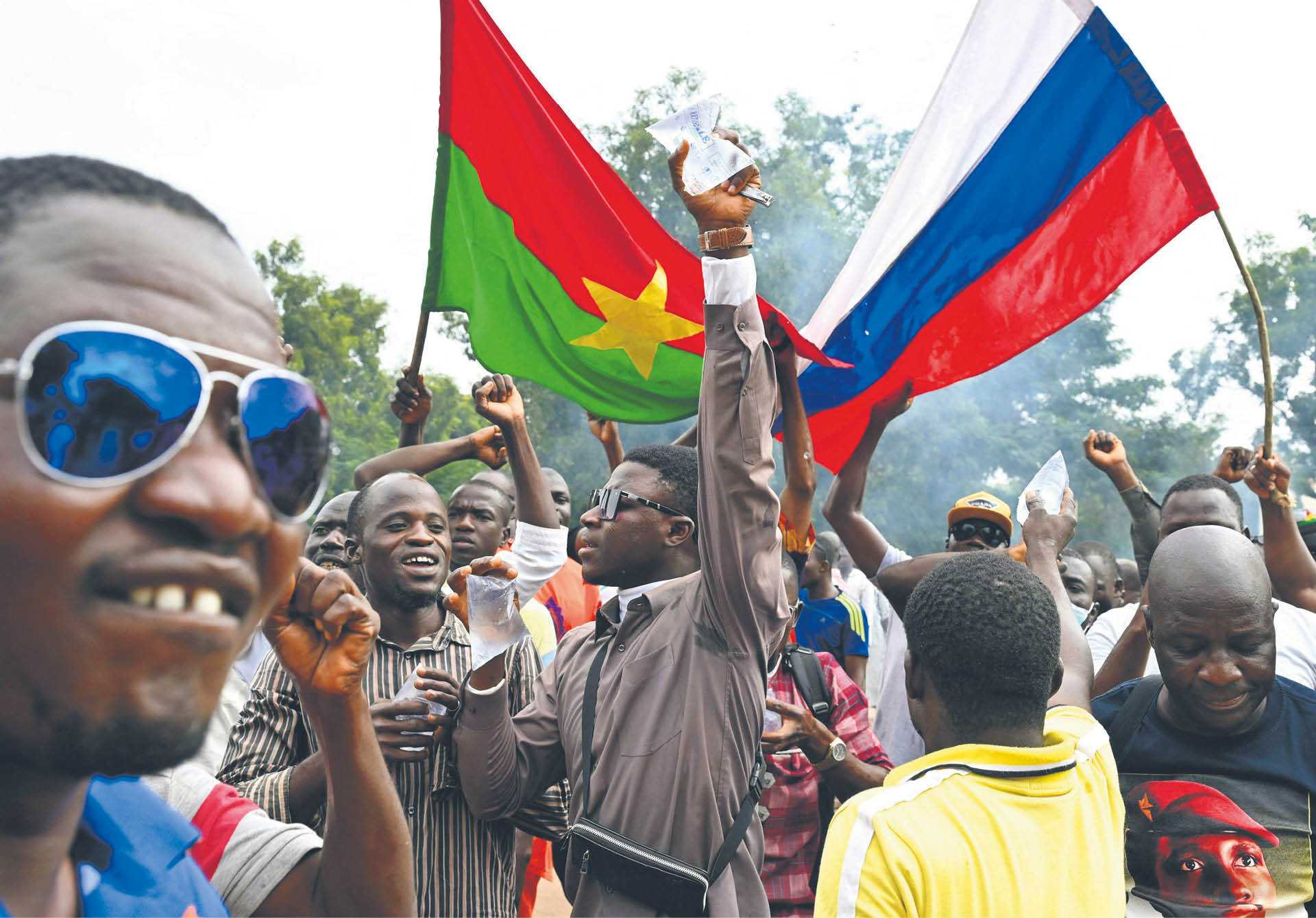 Manifestacja zwolenników prorosyjskiego lidera Burkina Faso Ibrahima Traoré, posądzanego o współpracę z Grupą Wagnera, Wagadugu, 6 października 2022 r.