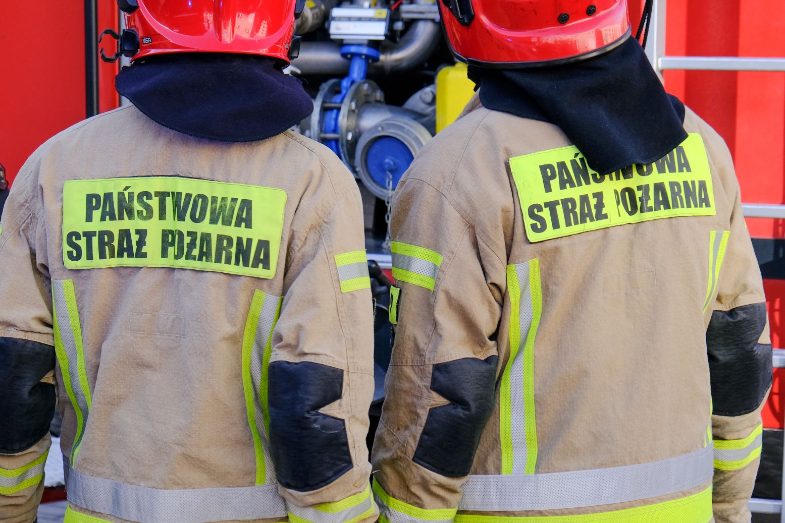 MSWiA: 6000 zł brutto dla początkującego strażaka od 1 maja 2024 r. Ze wszystkimi stałymi dodatkami. W tym nowy dodatek 544 zł dla nowoprzyjętych i stażystów [projekt rozporządzenia]