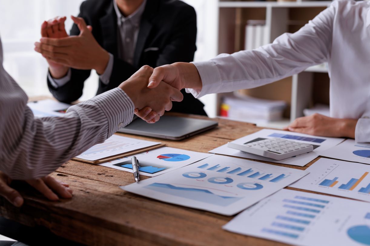 Księgowość jako element wyceny w procesach M&A (fuzje i przejęcia): jak BPO minimalizuje ryzyka i chroni wartość transakcji