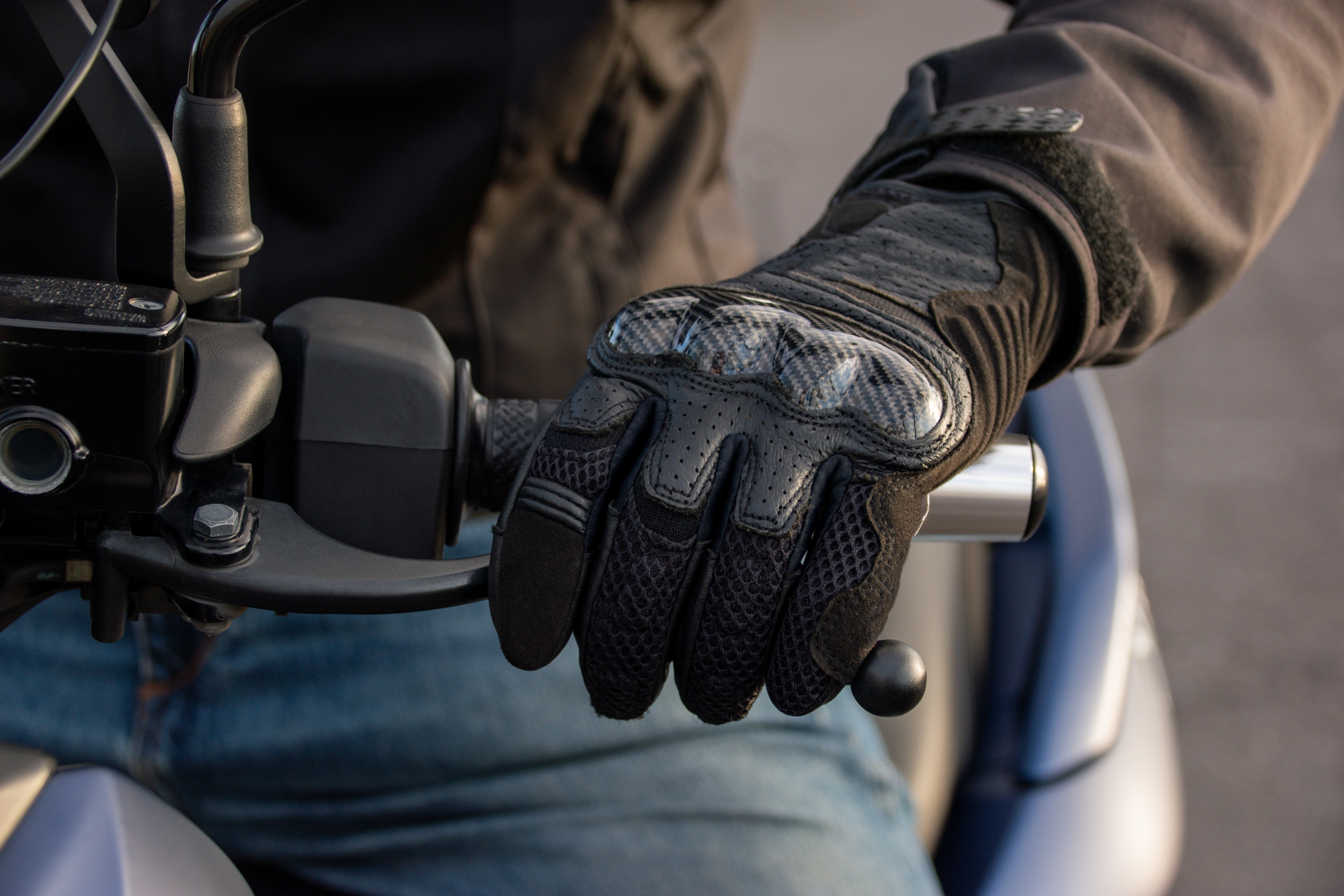 Motocyklista może ująć w kosztach zakup kurtki, butów, rękawic i kasku [interpretacja KIS]