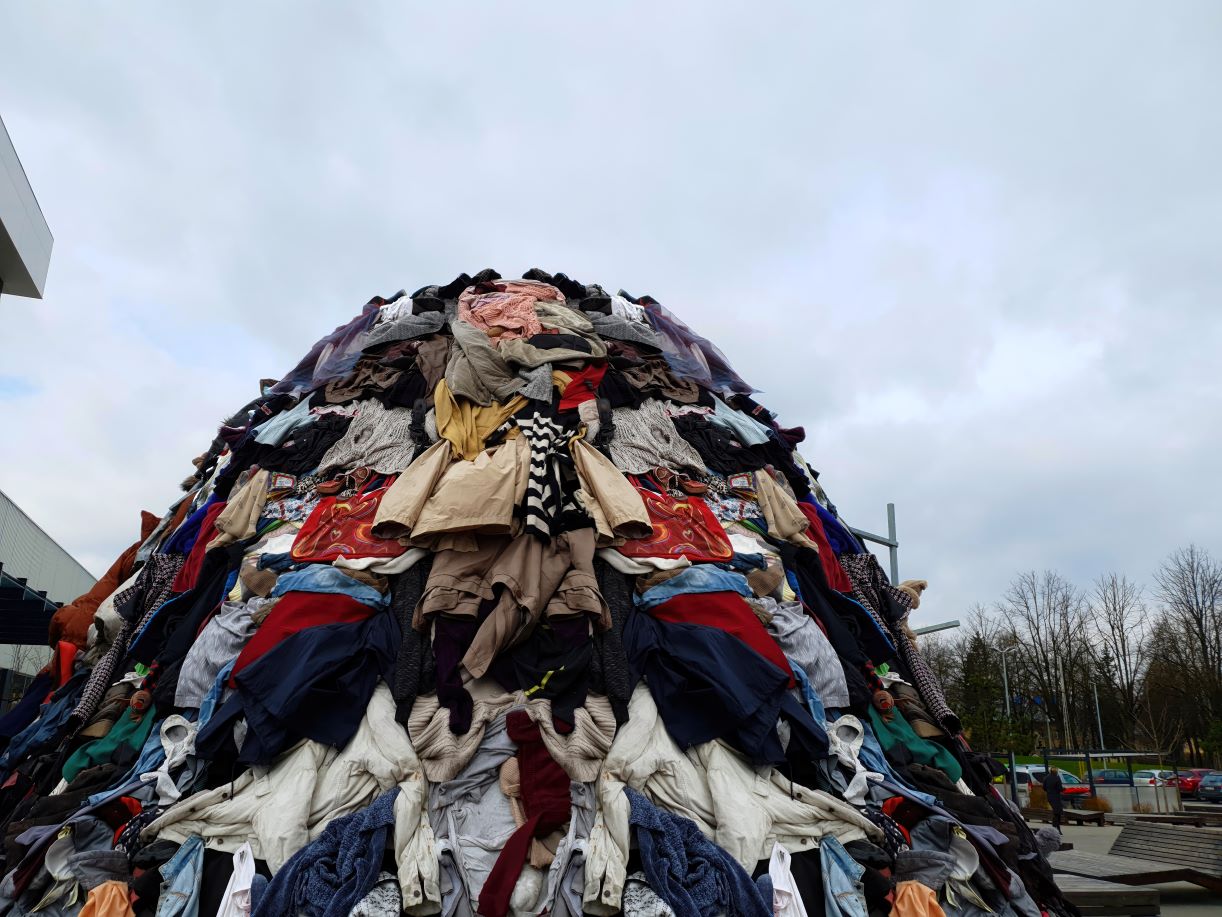 Zaostrzenie przepisów UE. Sprzedawcy tekstyliów będą pokrywać koszty ich zbierania, sortowania i recyklingu?