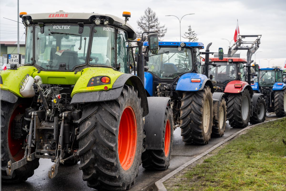 Komunikat policji: Rolnicy blokują skrzyżowania (S17). Kłopoty z wjazdem do Warszawy. Sprawdź mapę online blokad i objazdy [20 marca]