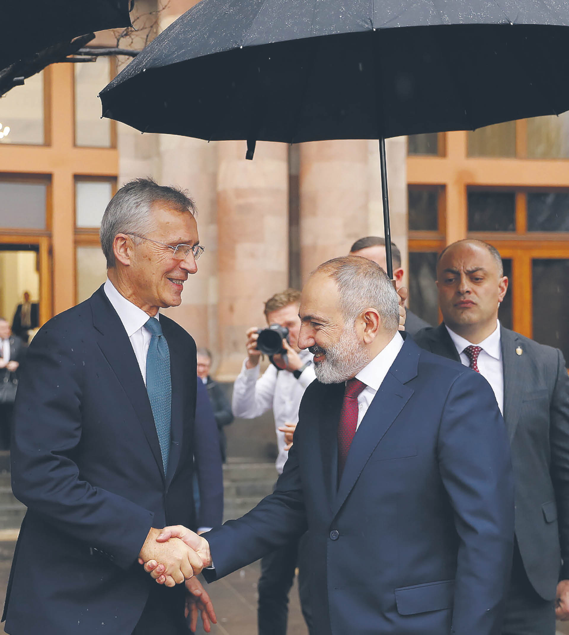 Premier Armenii Nikol Paszinian wita szefa NATO Jensa Stoltenberga