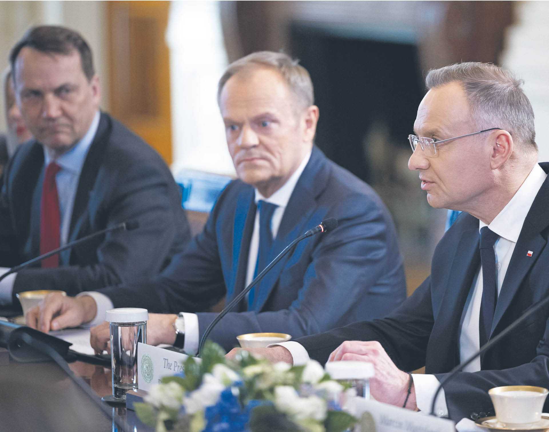 Prezydent Andrzej Duda, premier Donald Tusk i minister Radosław Sikorski w Białym Domu