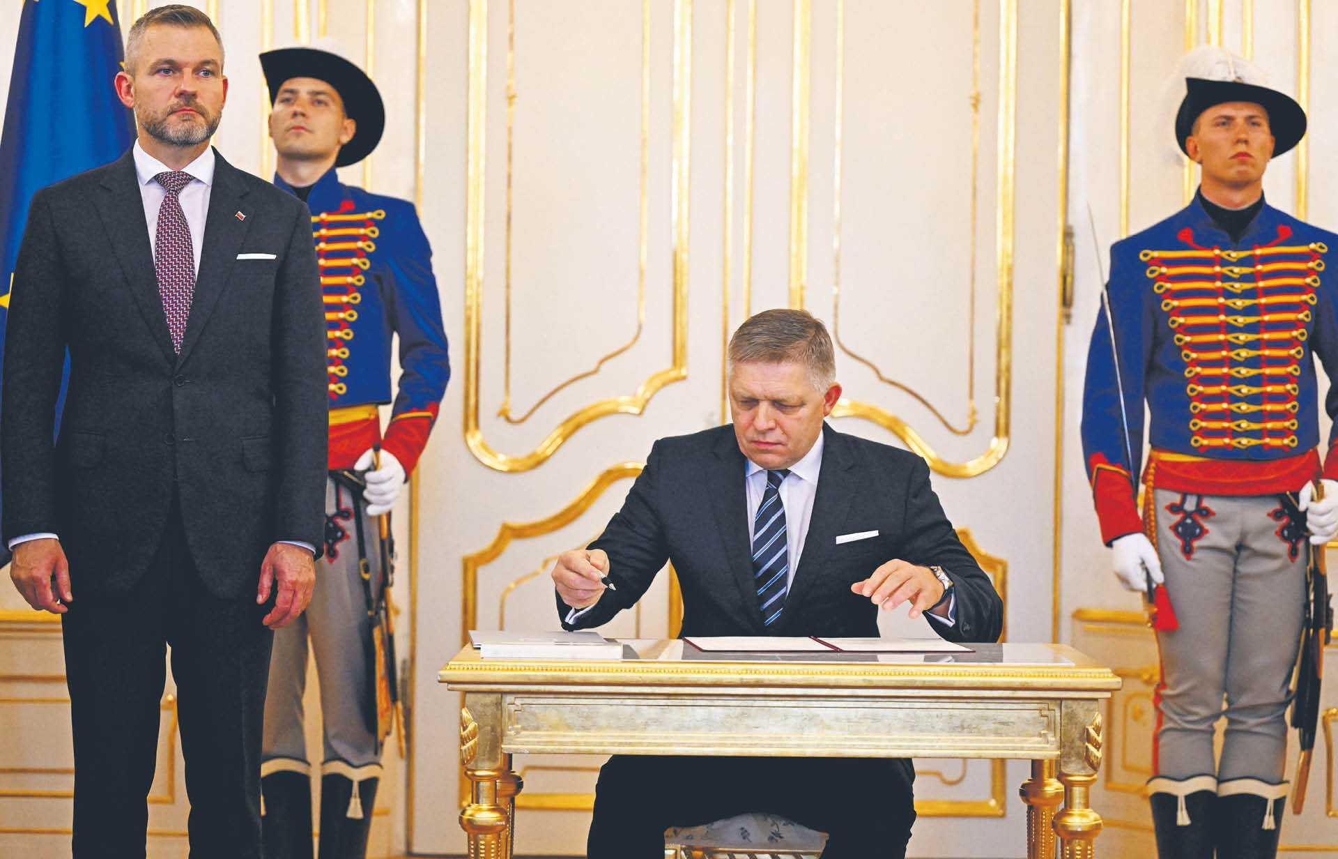 Peter Pellegrini i Robert Fico podczas inauguracji rządu w Pałacu Prezydenckim. 25 października 2023 r.