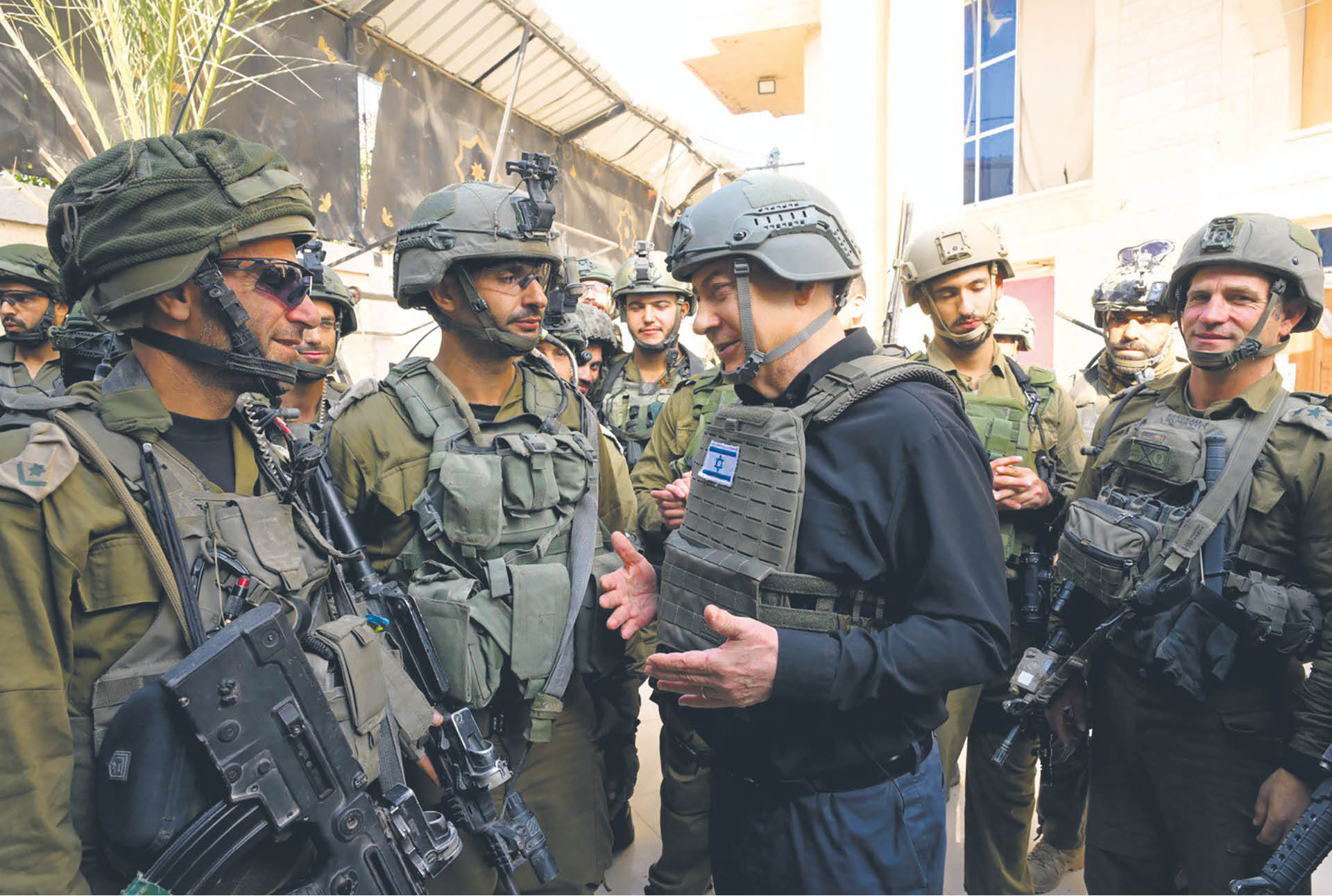 Premier Binjamin Netanjahu z żołnierzami stacjonującymi w Jerozolimie, 25 grudnia 2023 r.