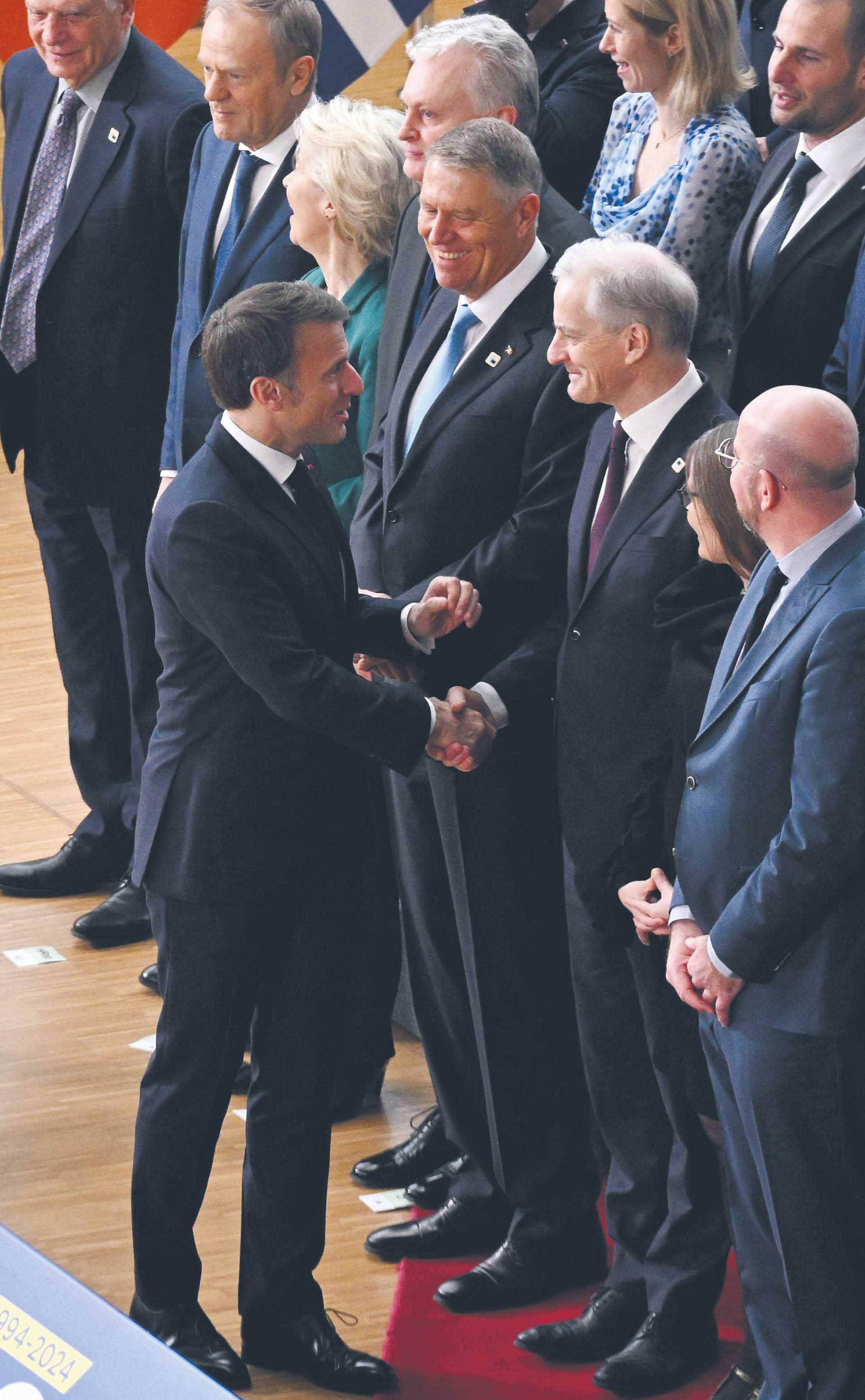 Prezydent Francji Emmanuel Macron z gościnnie zaproszonym premierem Norwegii Jonasem Gahrem Størem na szczycie UE w Brukseli