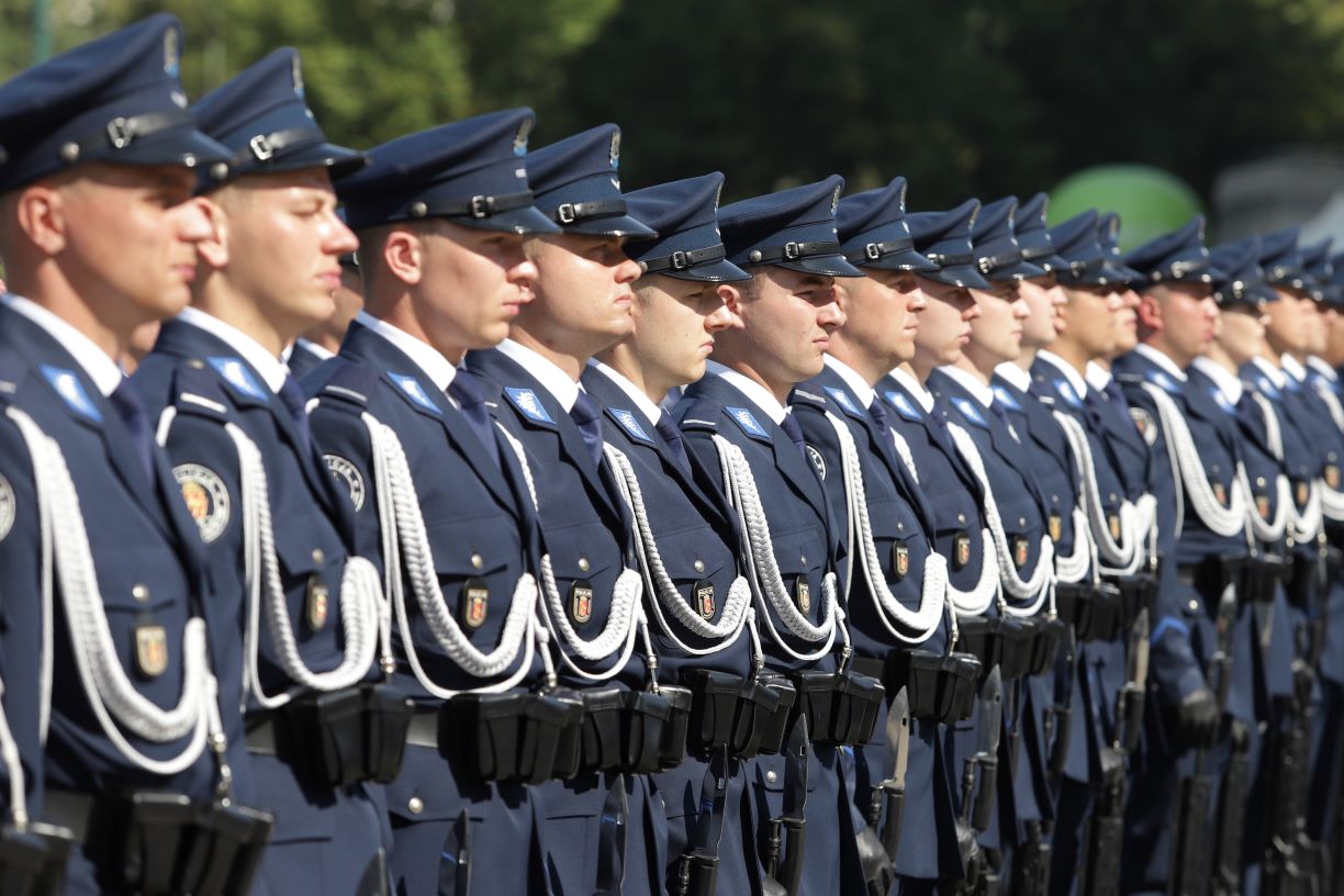 Od 1 maja 2024 r. MSWiA zrównuje pensje startowe w policji i wojsku. [projekt rozporządzenia]