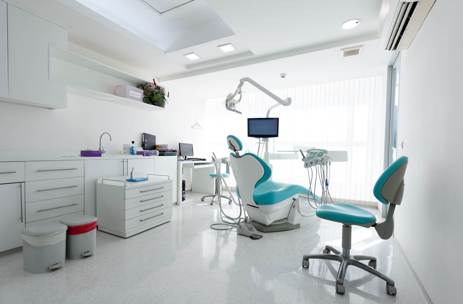 Można leczyć zęby za darmo „na NFZ”. Jaki zakres świadczeń w 2024 roku? Badania kontrolne, leczenie próchnicy, także kanałowe, protezy, usuwanie kamienia i inne