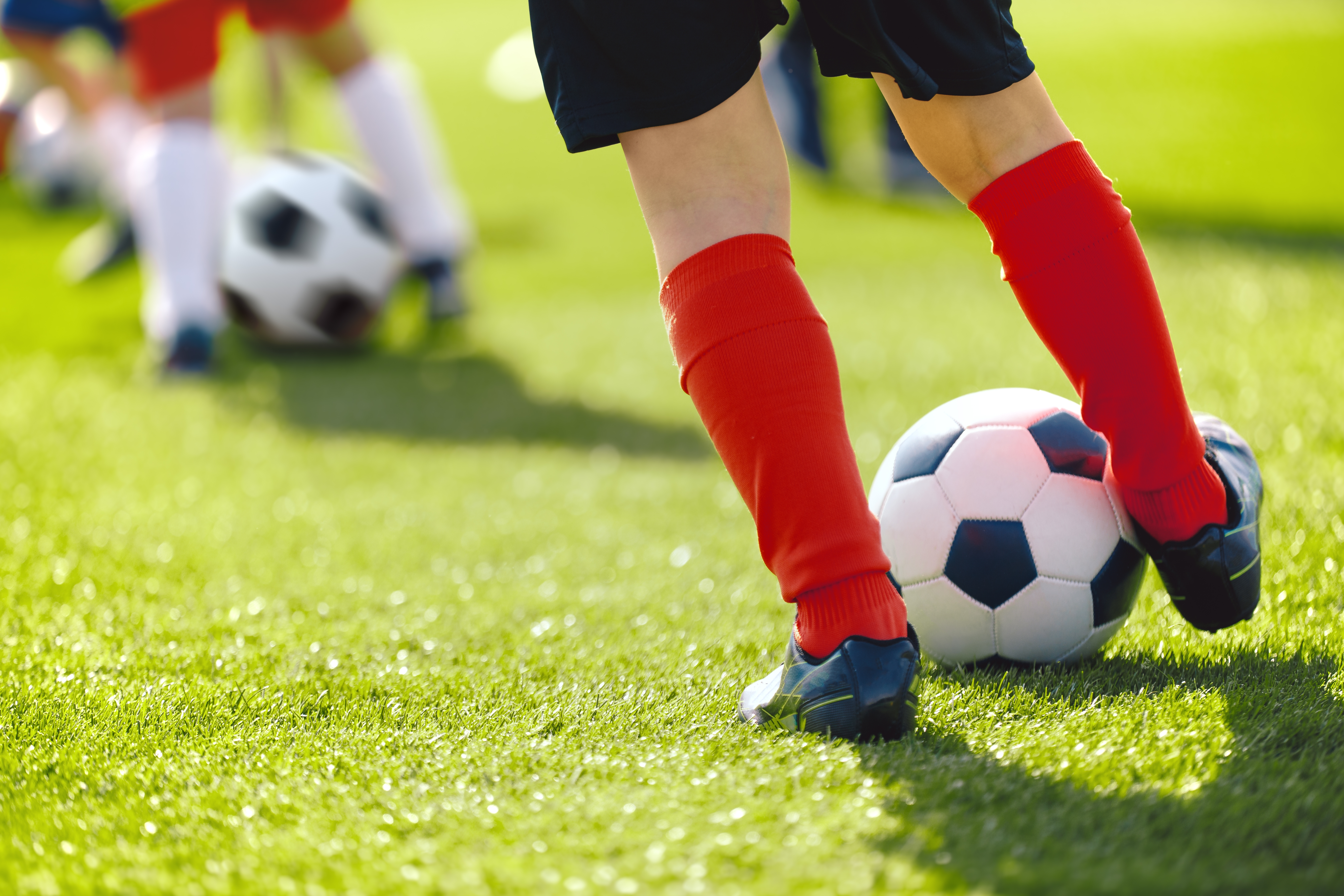 dziecko z piłką nożną sport aktywność fizyczna Orlik boisko sportowe orliki modernizacja orlików zdrowy styl życia infrastruktura sportowa orlik 2012 ministerstwo sportu profilaktyka zdrowotna sport dzieci i młodzieży programy rządowe 2025 zdrowie publiczne dofinansowanie