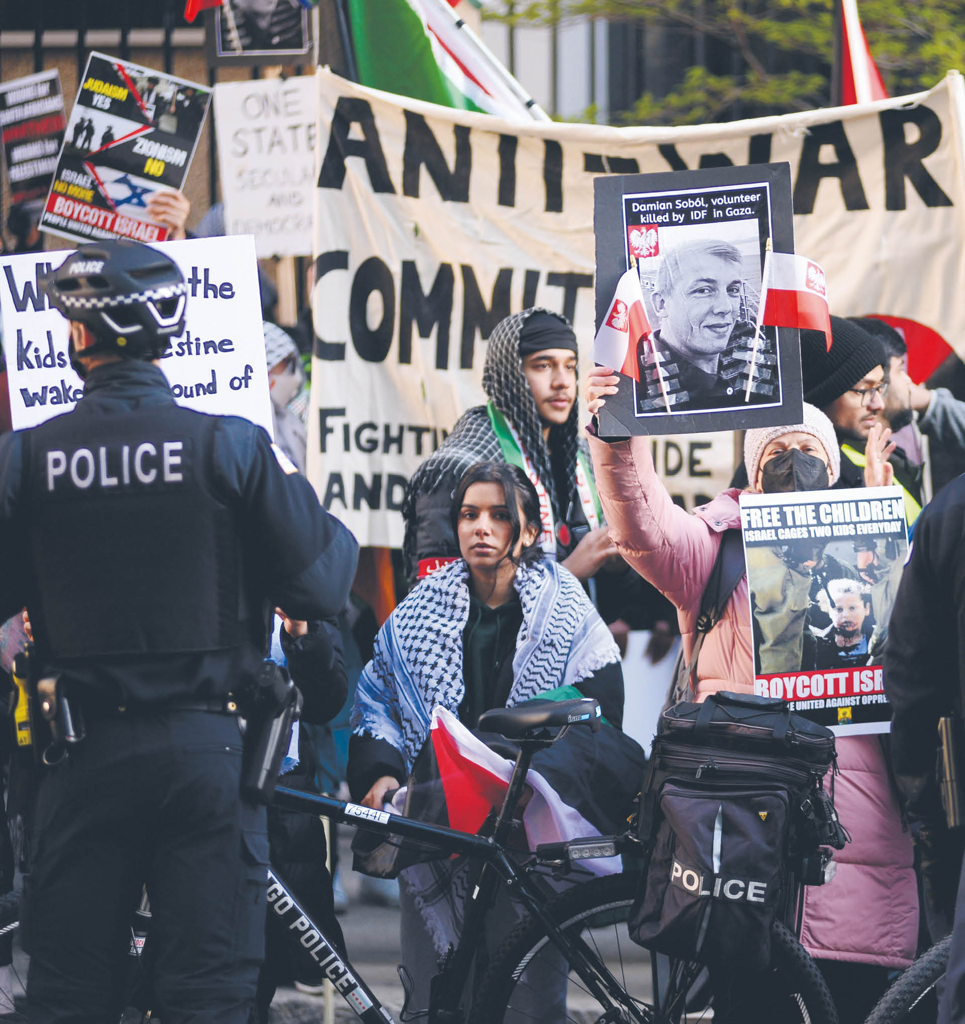 Protesty w Chicago przeciwników polityki Izraela w Gazie. Na zdjęciu zabity przez wojsko izraelskie polski wolontariusz Damian Soból