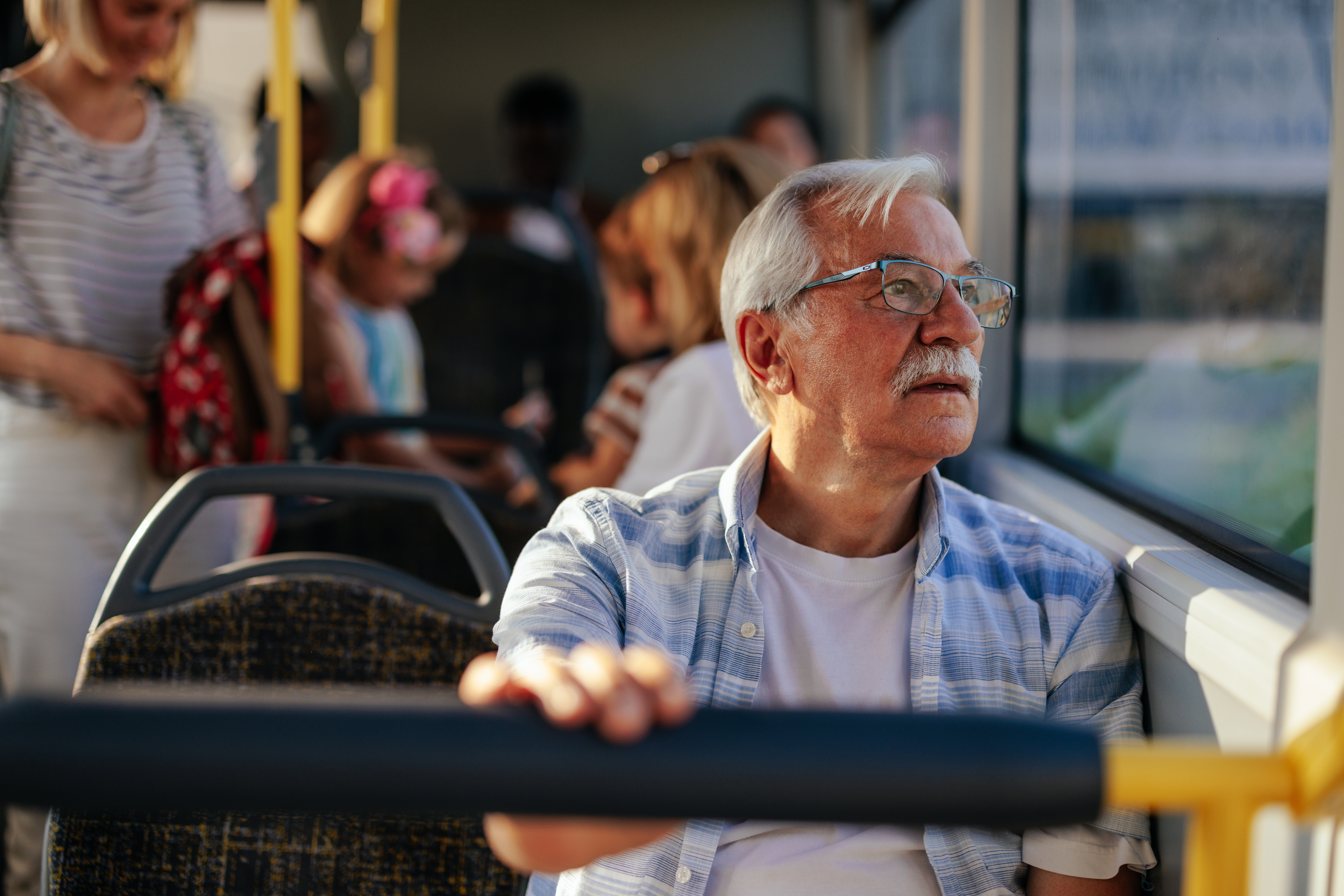 Klimatyzacja w autobusie – zbawienie w upał czy prosty sposób na katar. Jak korzystać z klimatyzowanego transportu i nie chorować