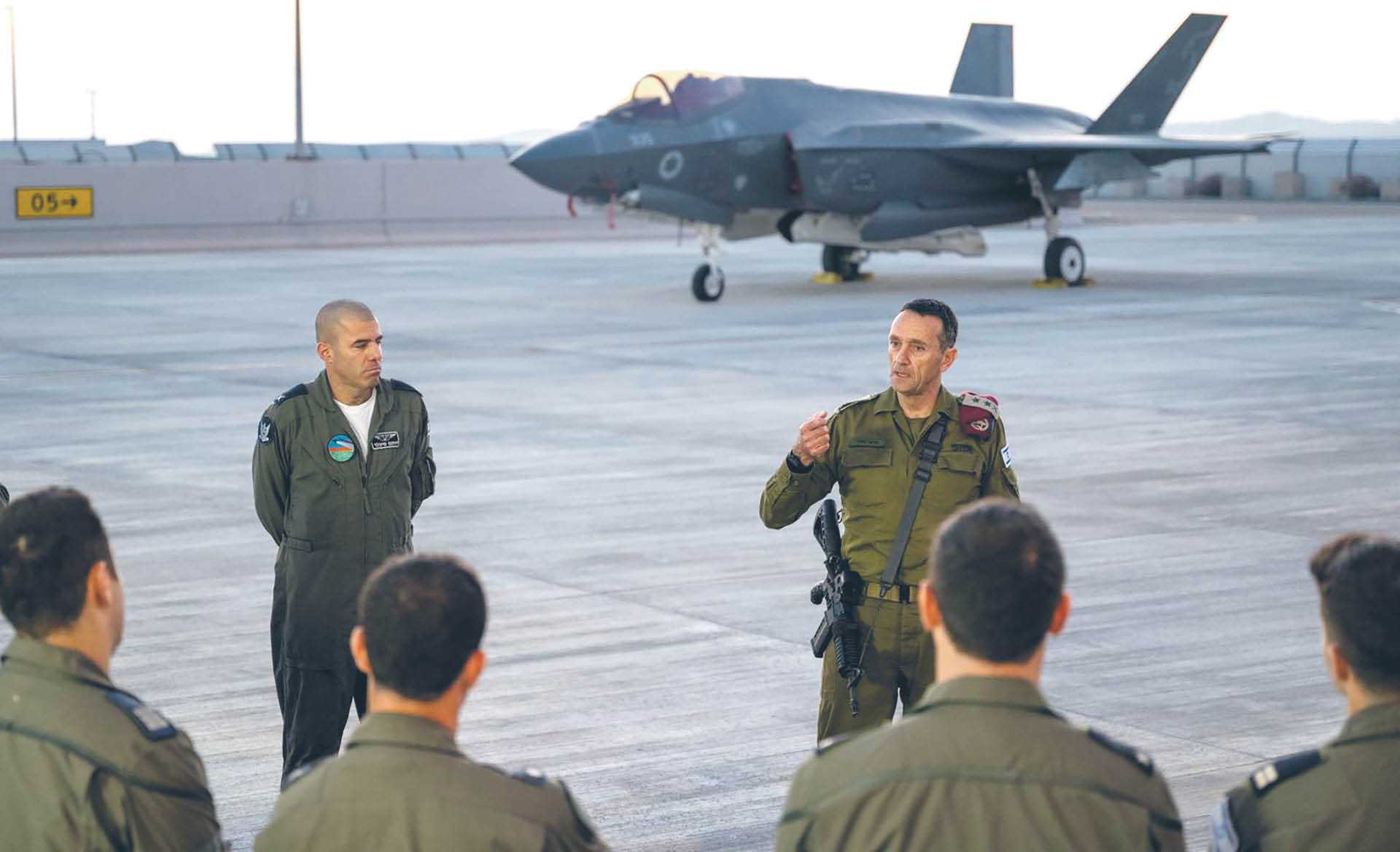 Herzi Halewi (na zdjęciu w trakcie poniedziałkowego spotkania z pilotami w bazie Newatim) stwierdził, że „wystrzelenie przez Iran tak wielu rakiet, pocisków manewrujących i dronów na terytorium Izraela spotka się z odpowiedzią”