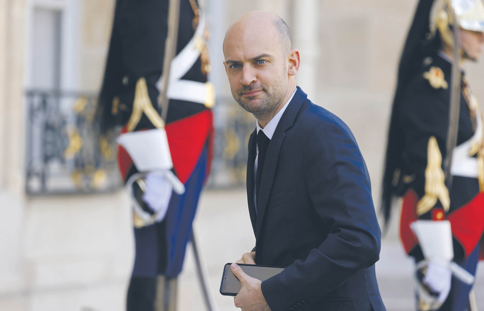 Jean-Noël Barrot, francuski minister ds. europejskich, przyznał, że kraj jest przytłoczony skalą zjawiska