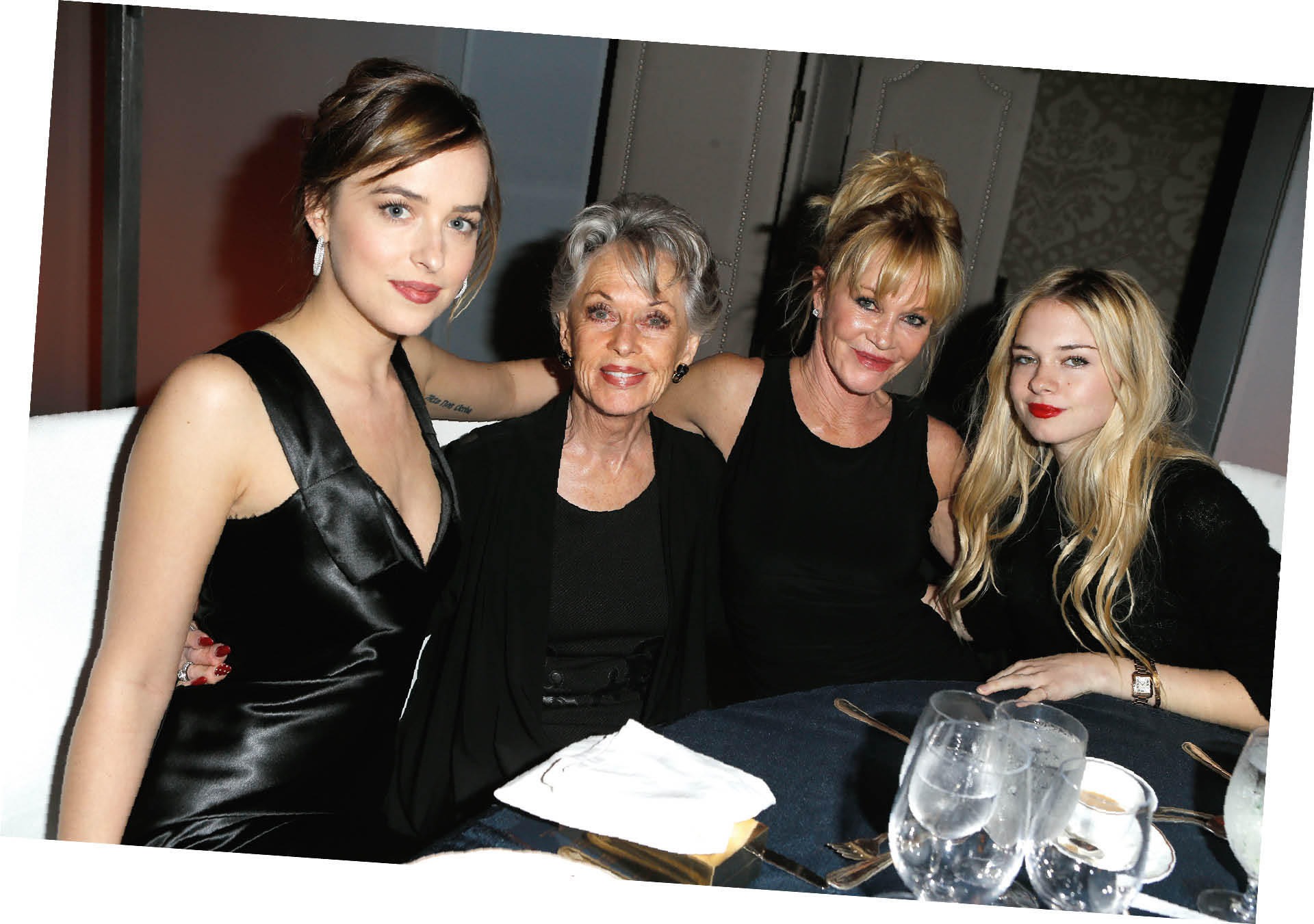 Dakota Johnson z babcią Tippi Hedren, matką Melanie Griffith i przyrodnią siostrą Stellą Banderas, 19 października 2015 r. Beverly Hills