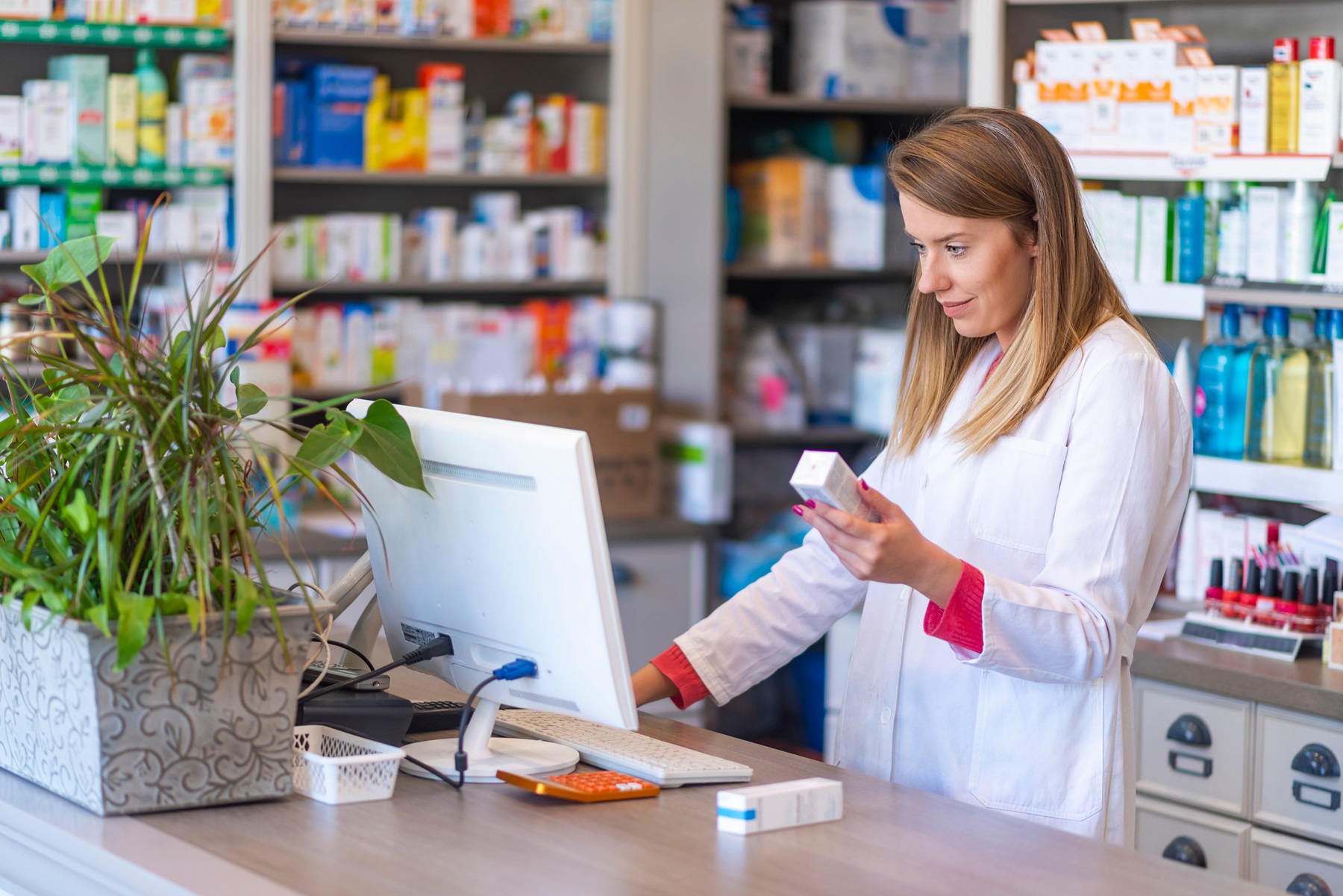Od 1 lipca 2025 r. farmaceuci zarobią nawet 10 554 zł brutto. Nowa siatka płac w ochronie zdrowia