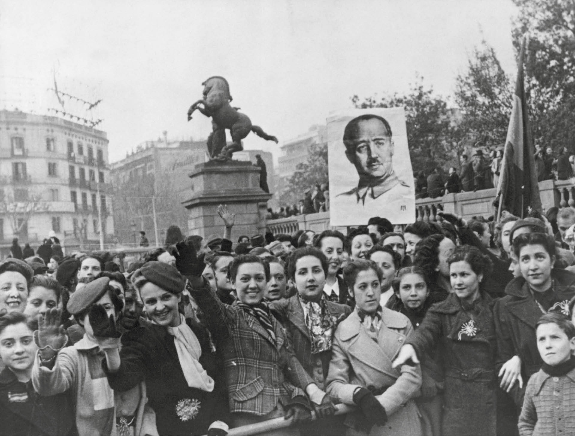 Barcelona, czasy wojny domowej. Ludność wita wojska gen. Franco. Fotografia niedatowana