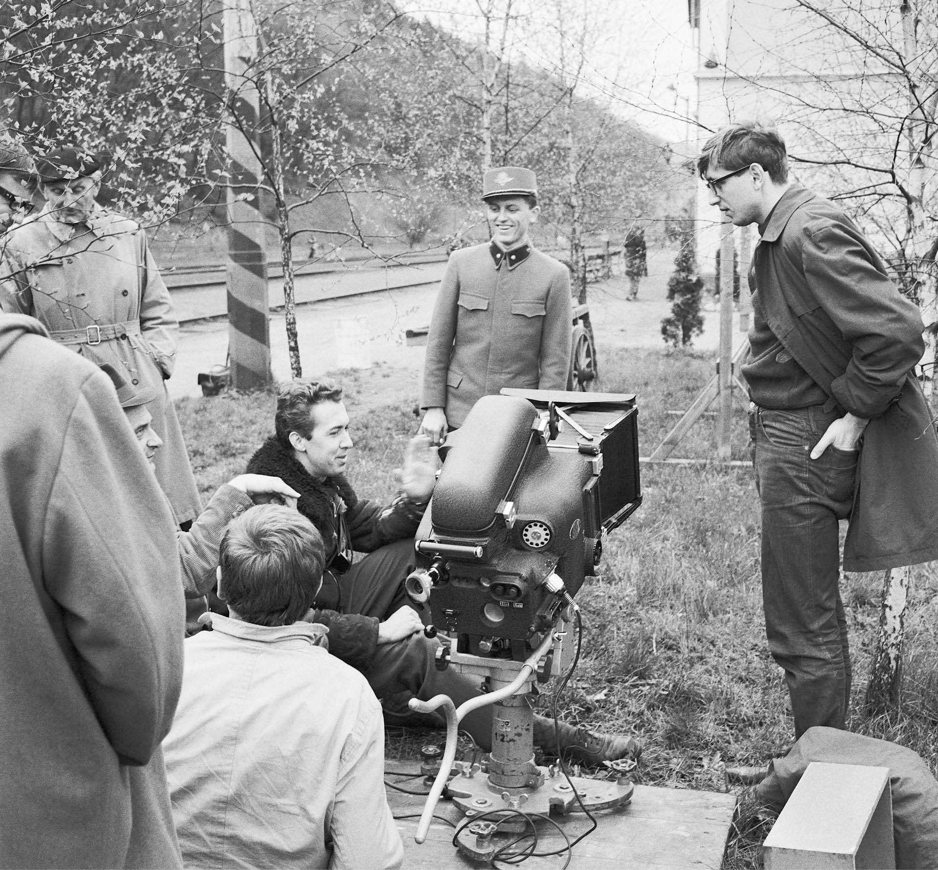 Jiří Menzel (z prawej) na planie filmu „Pociągi pod specjalnym nadzorem”, 1966 r.